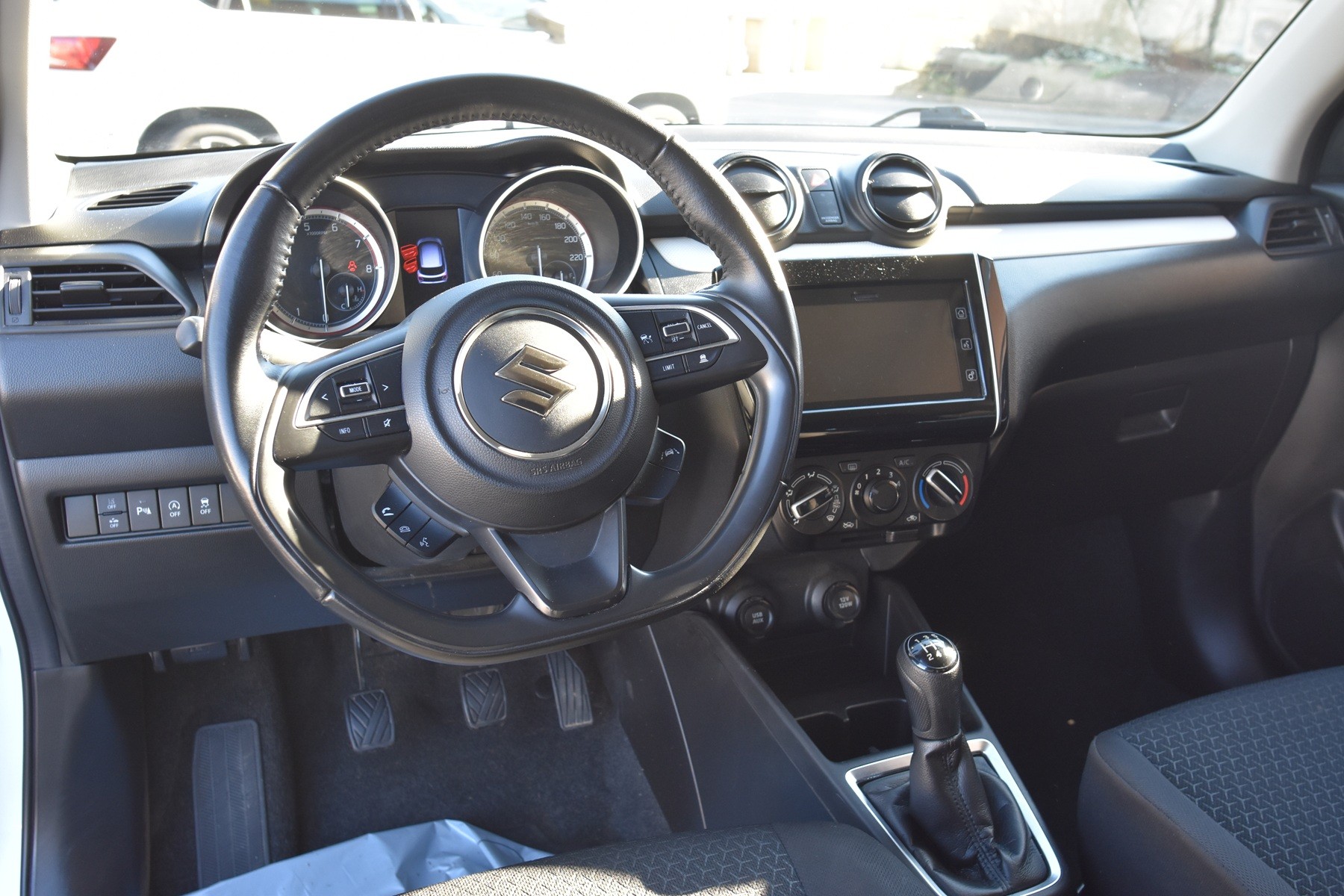 SUZUKI Swift 1.2 Compact + 4x4 Hybrid-image-10