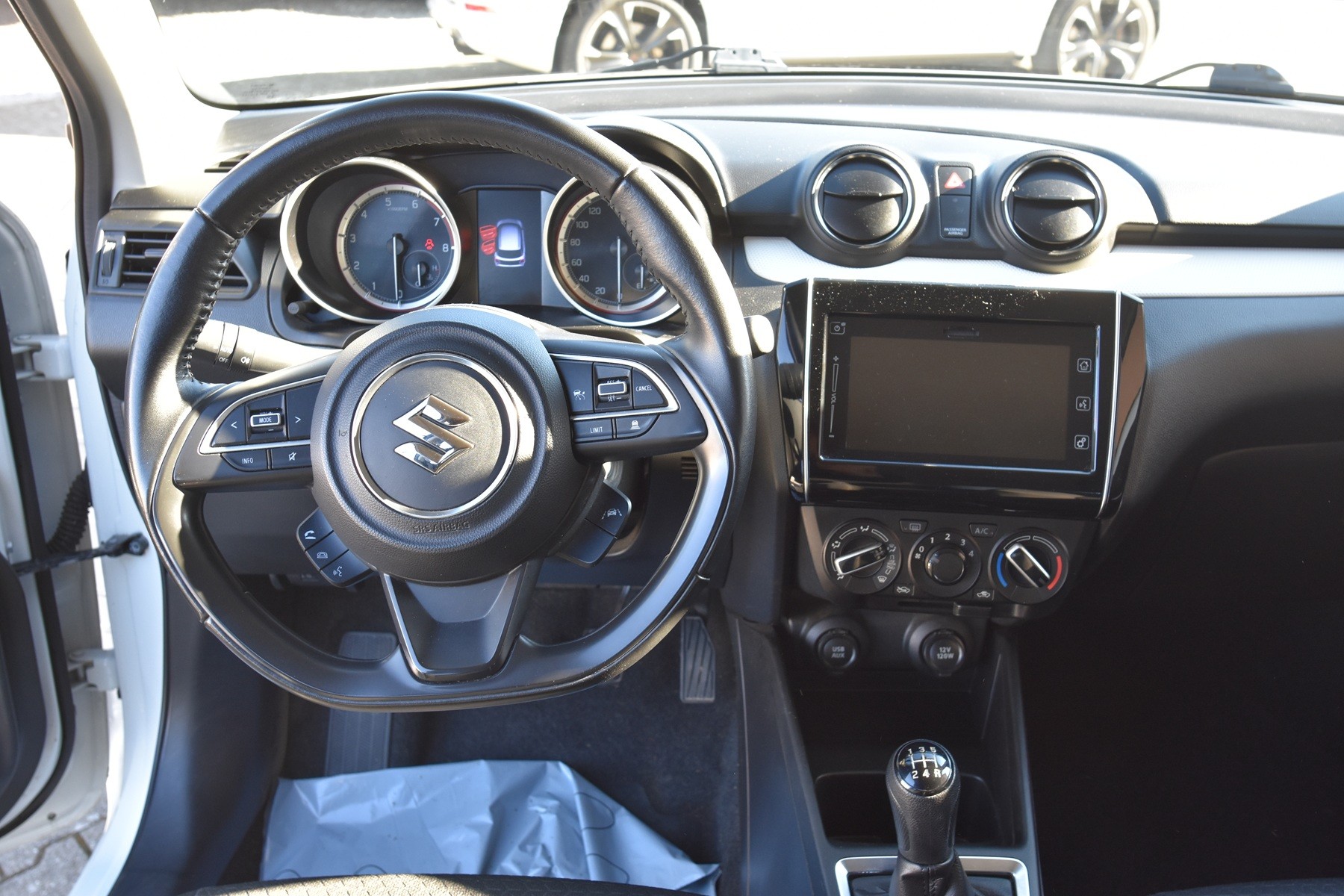 SUZUKI Swift 1.2 Compact + 4x4 Hybrid-image-11
