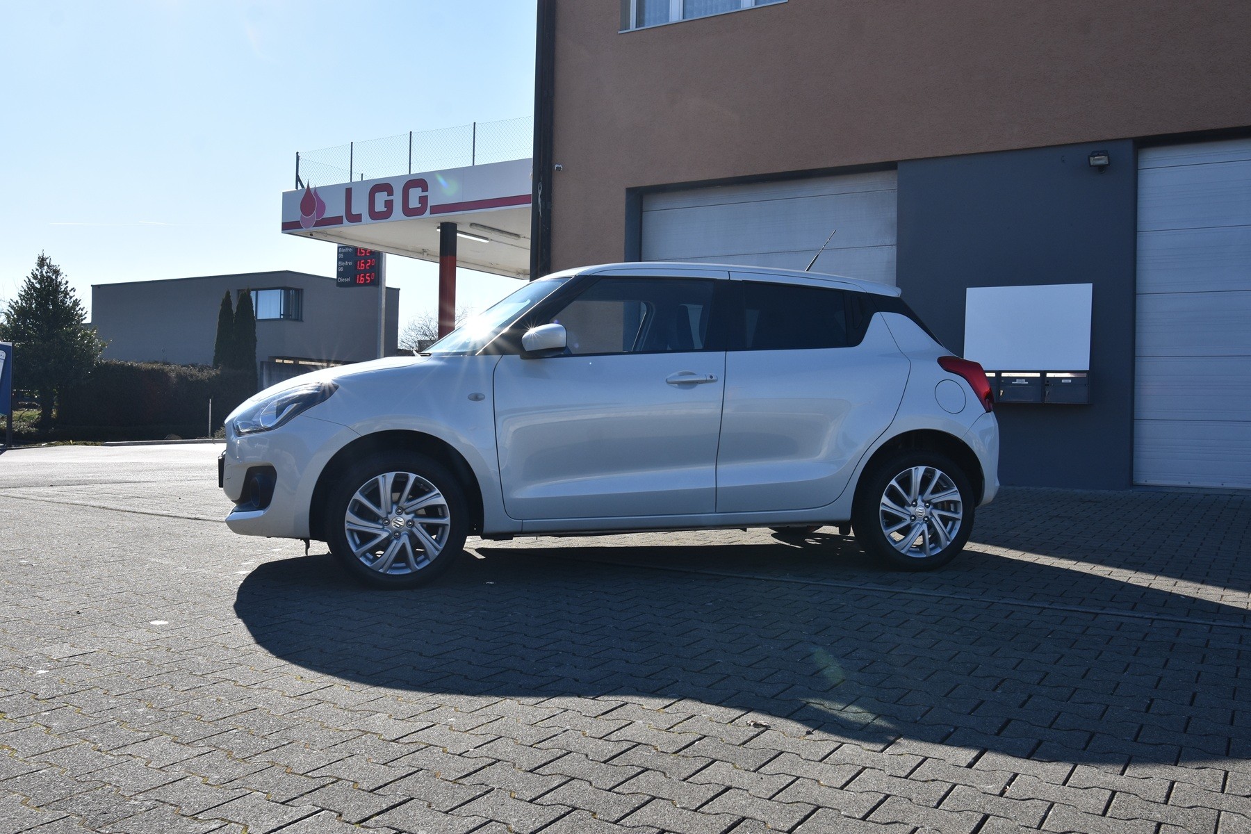 SUZUKI Swift 1.2 Compact + 4x4 Hybrid-image-5