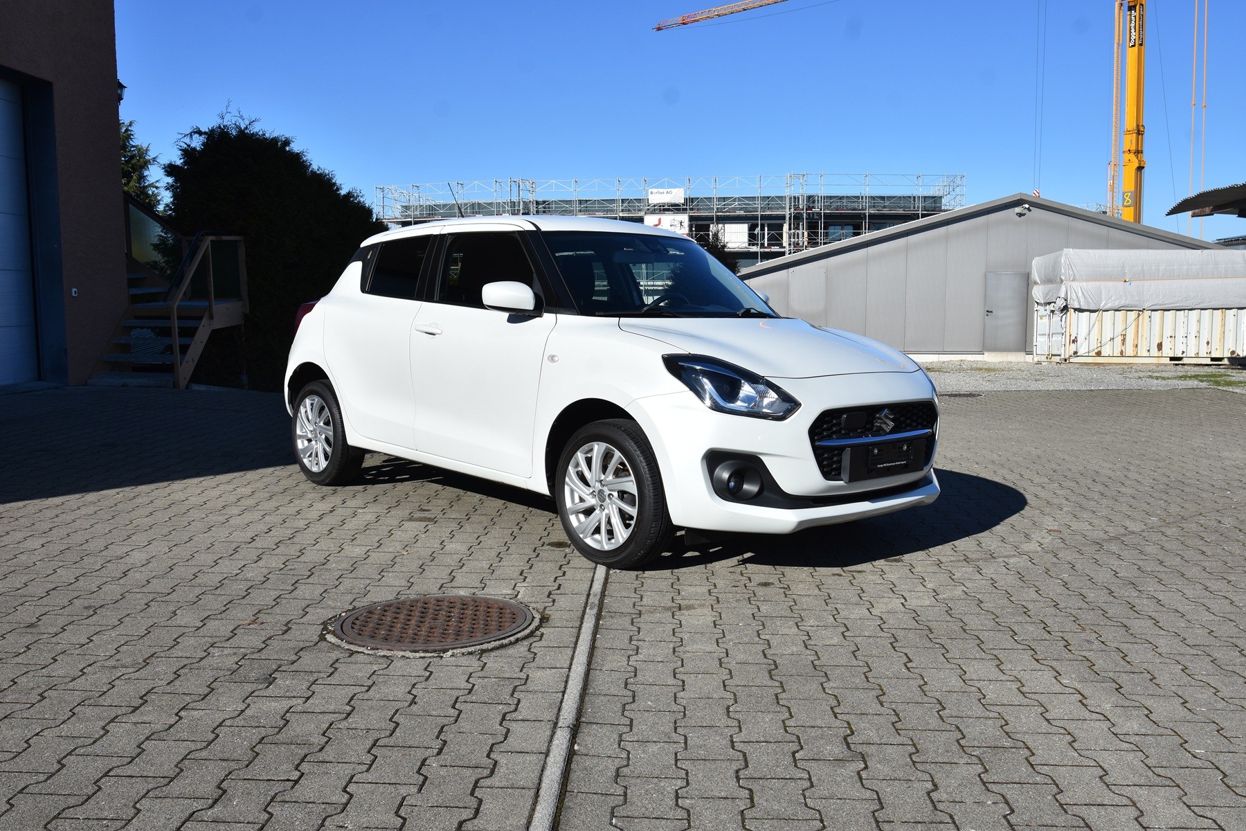 SUZUKI Swift 1.2 Compact + 4x4 Hybrid-image-1