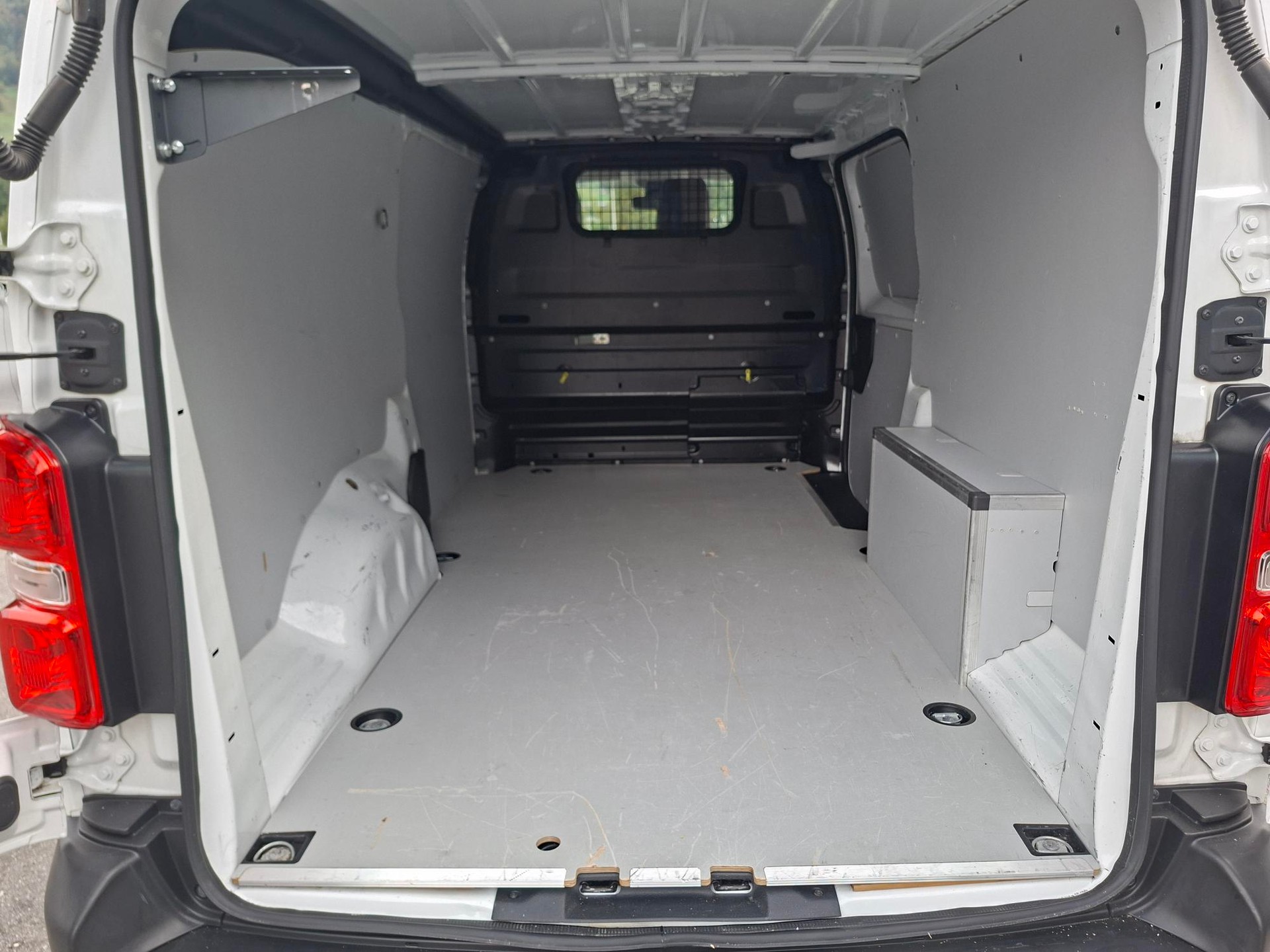 CITROEN Jumpy 2.0 BlueHDi 140 XL Club BVM6-image-7