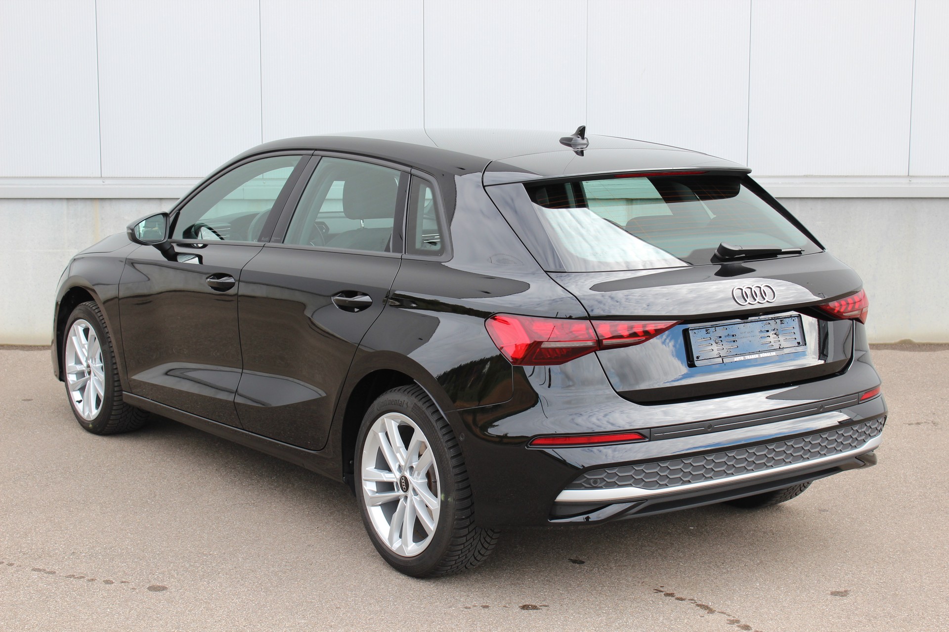 AUDI A3 Sportback 35 TFSI Attraction S-tronic-image-4