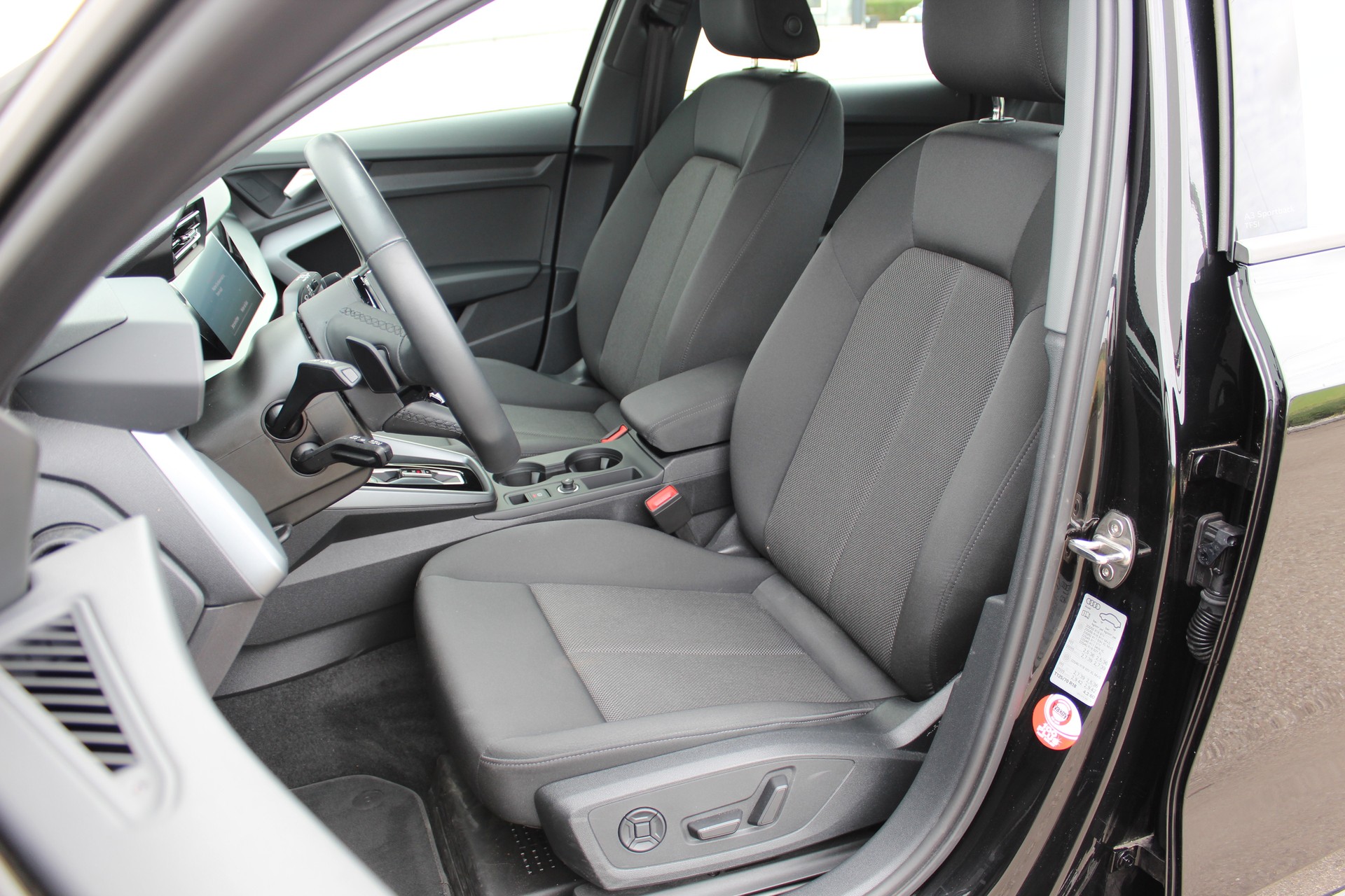 AUDI A3 Sportback 35 TFSI Attraction S-tronic-image-5