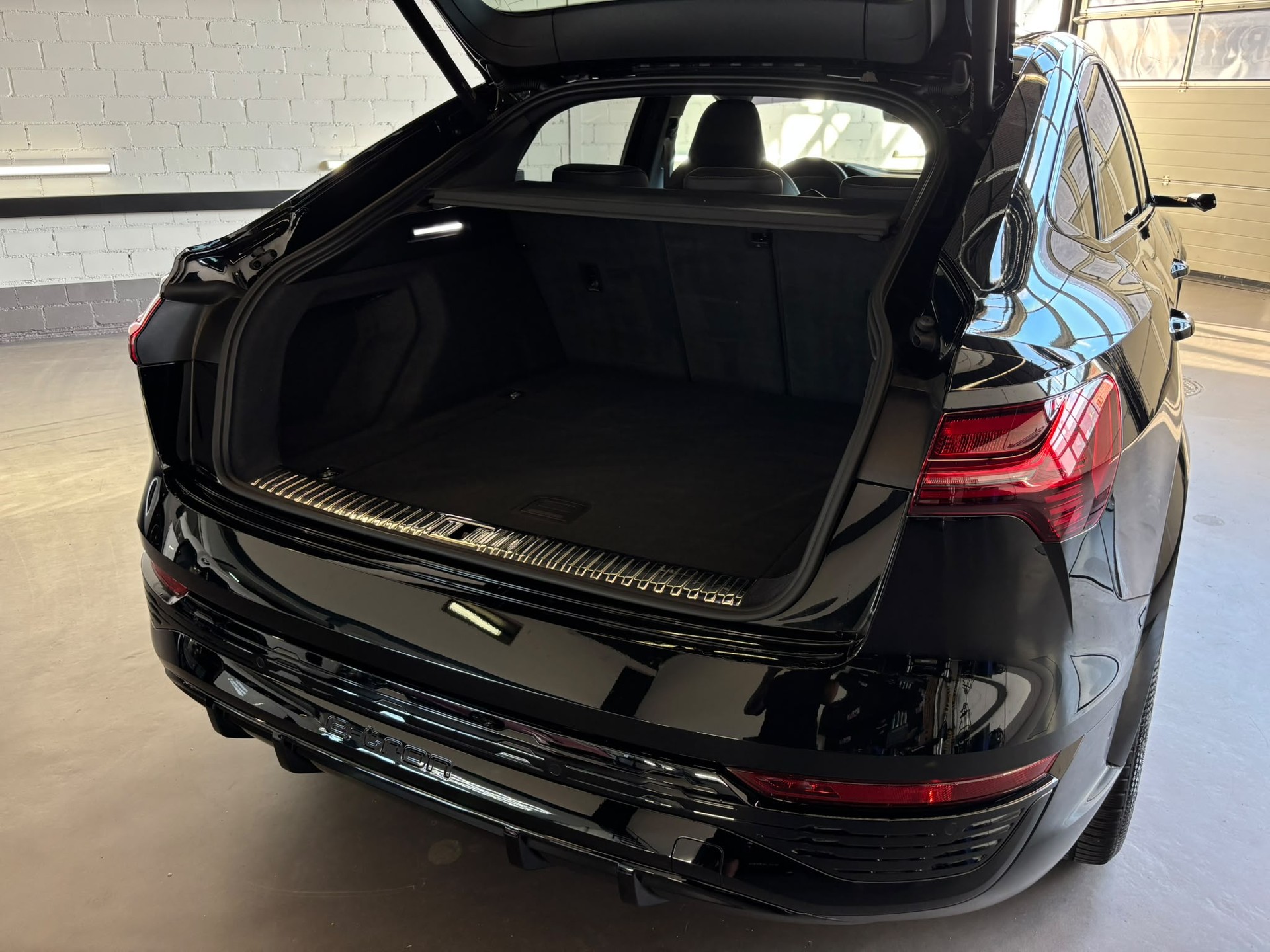 AUDI SQ8 Sportback e-tron quattro-image-3