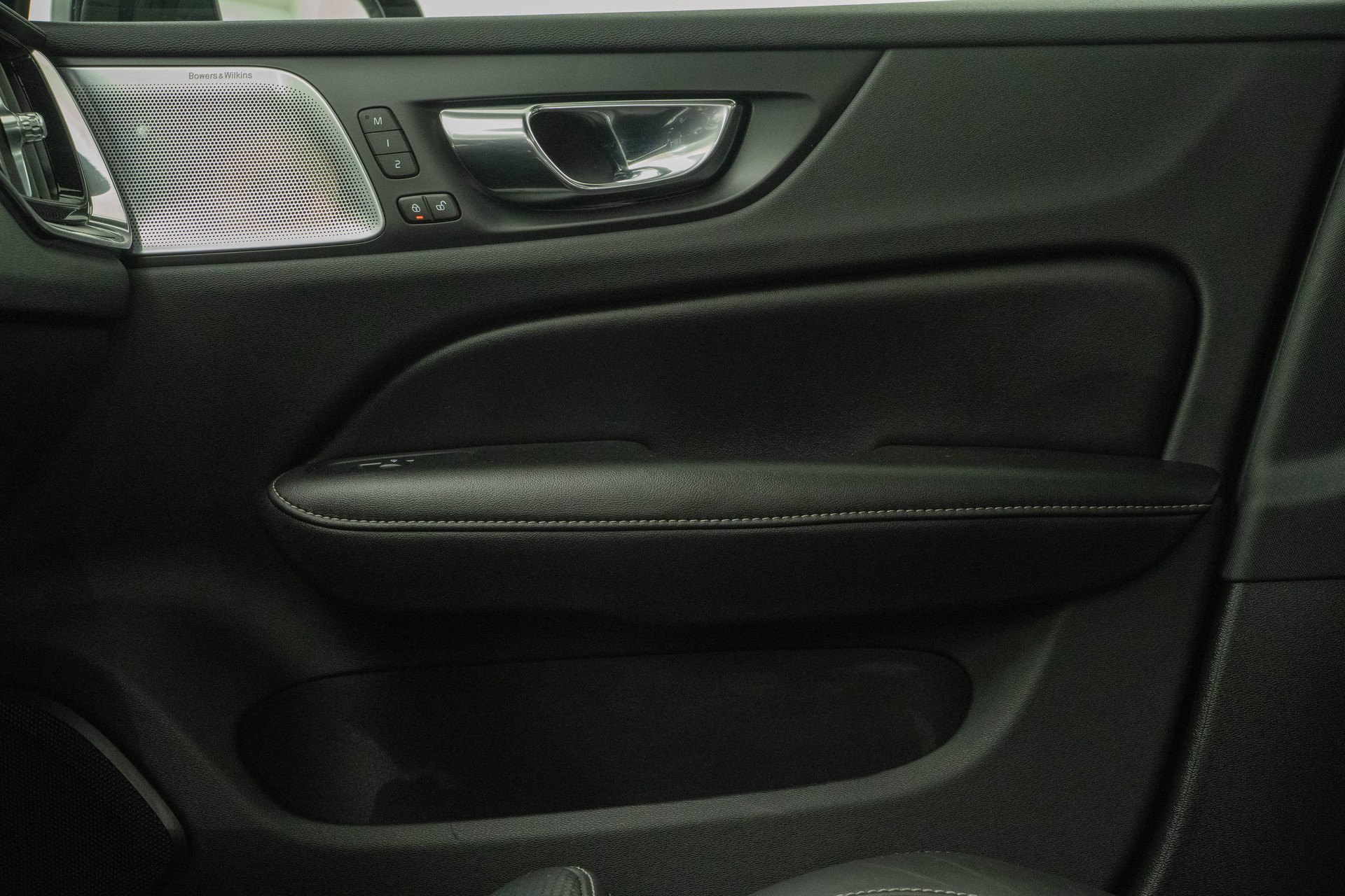 VOLVO S60 2.0 T5 R-Design AWD-image-12