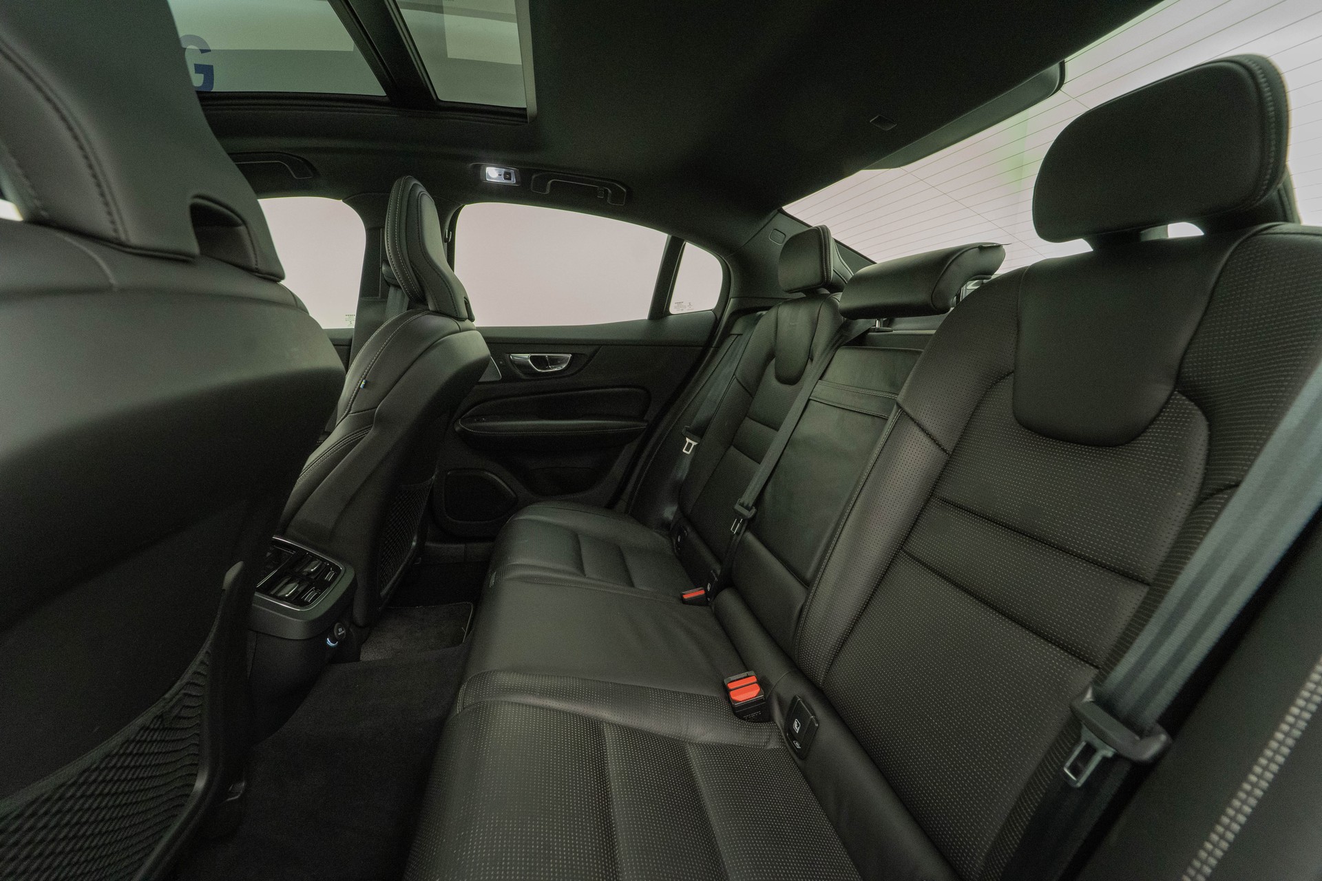 VOLVO S60 2.0 T5 R-Design AWD-image-8