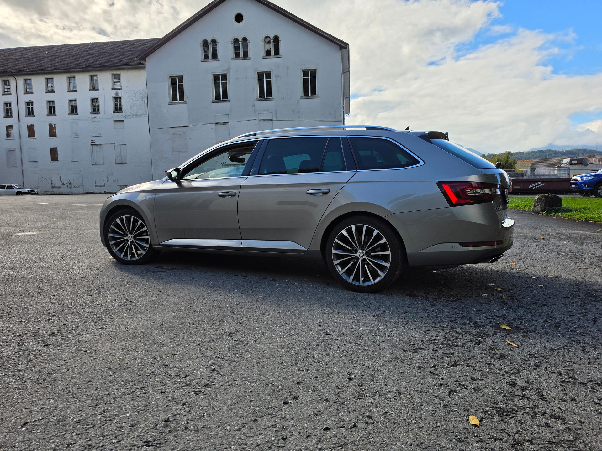 SKODA Superb Combi 2.0 TSI L&K DSG 4x4-image-11