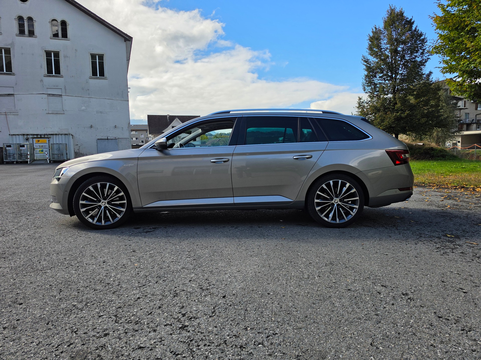 SKODA Superb Combi 2.0 TSI L&K DSG 4x4-image-10