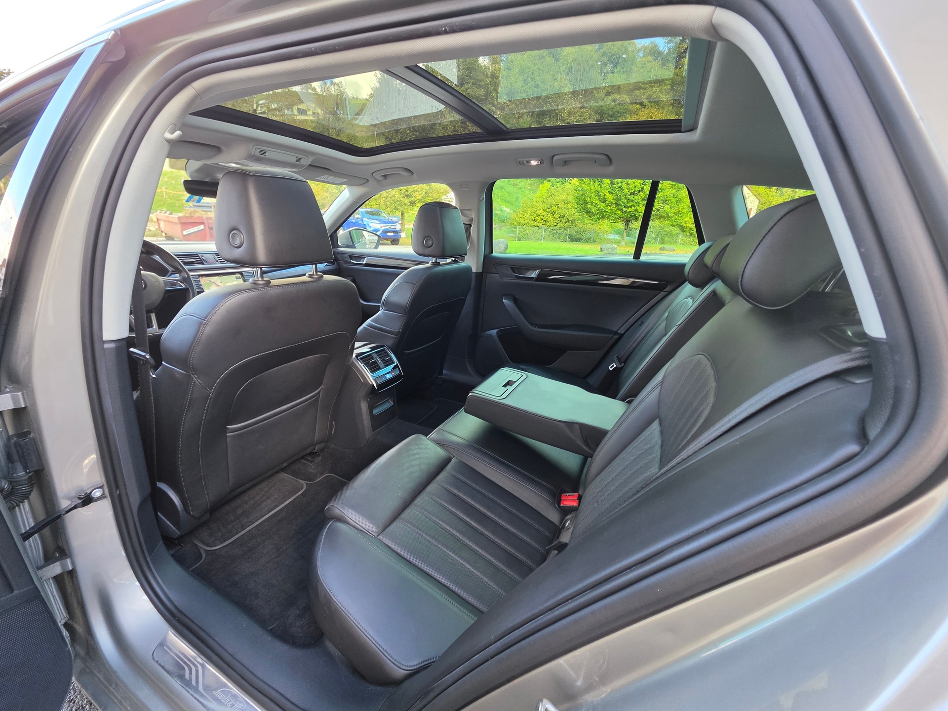 SKODA Superb Combi 2.0 TSI L&K DSG 4x4-image-23