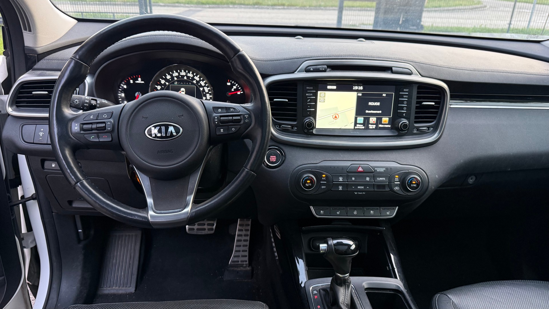 KIA Sorento 2.2 CRDI Style 7P. Automatic-image-13