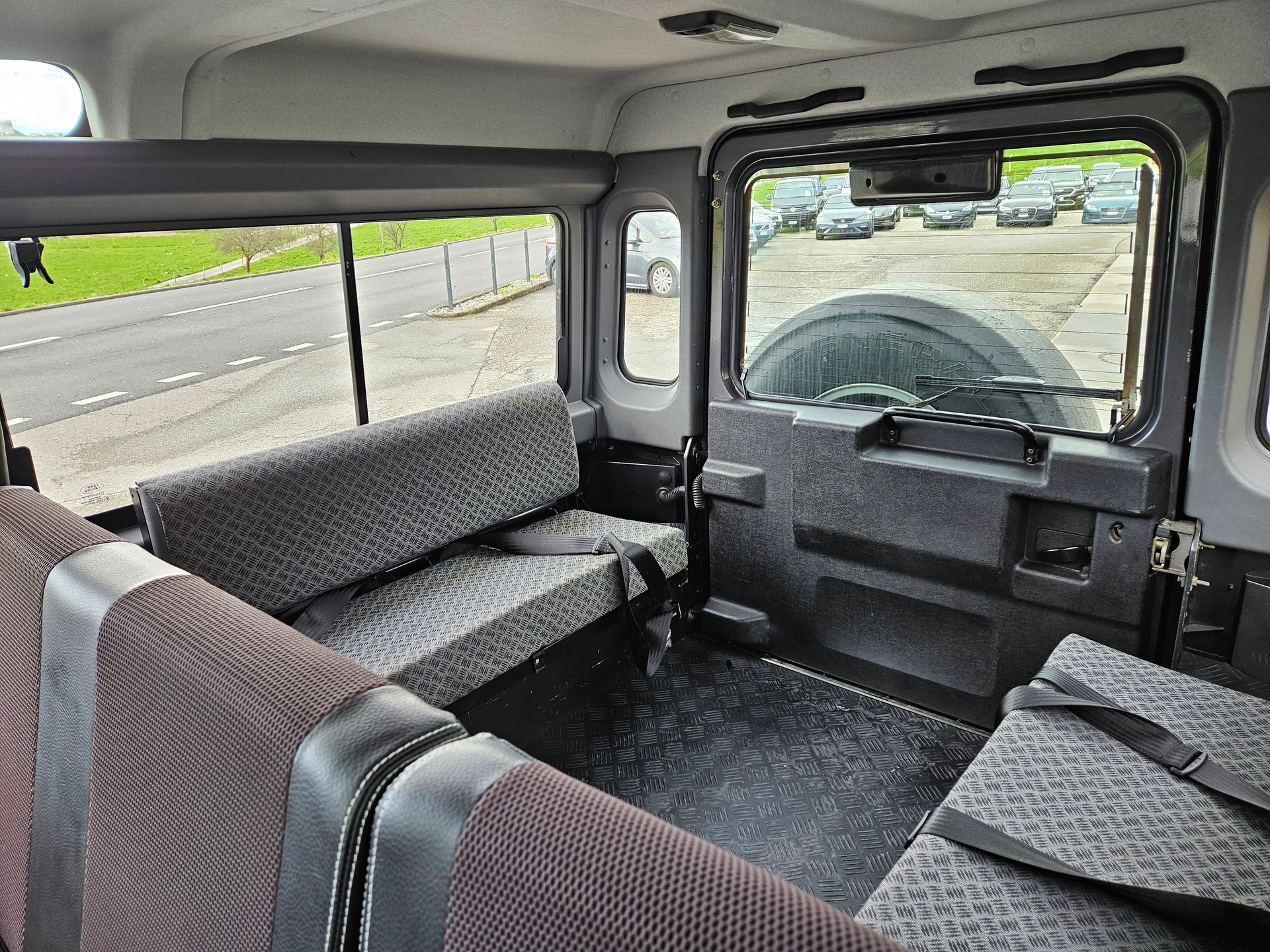 LAND ROVER Defender 110 SW 2.5 Td5-image-10