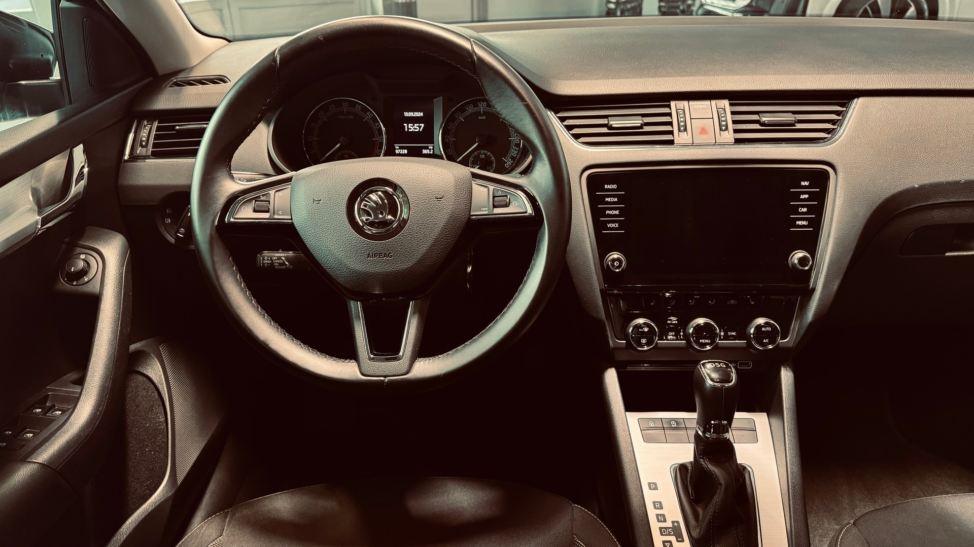 SKODA Octavia Combi 2.0 TDI Ambition DSG-image-8