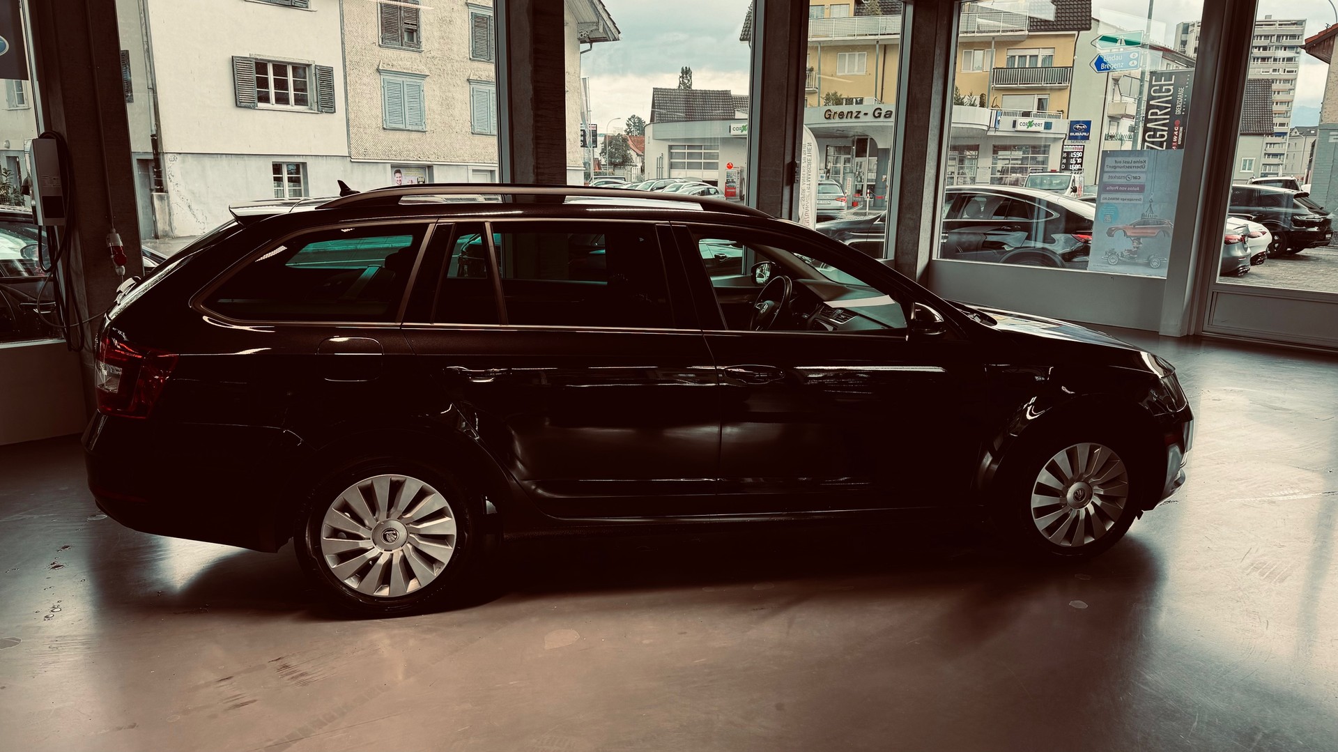 SKODA Octavia Combi 2.0 TDI Ambition DSG-image-3