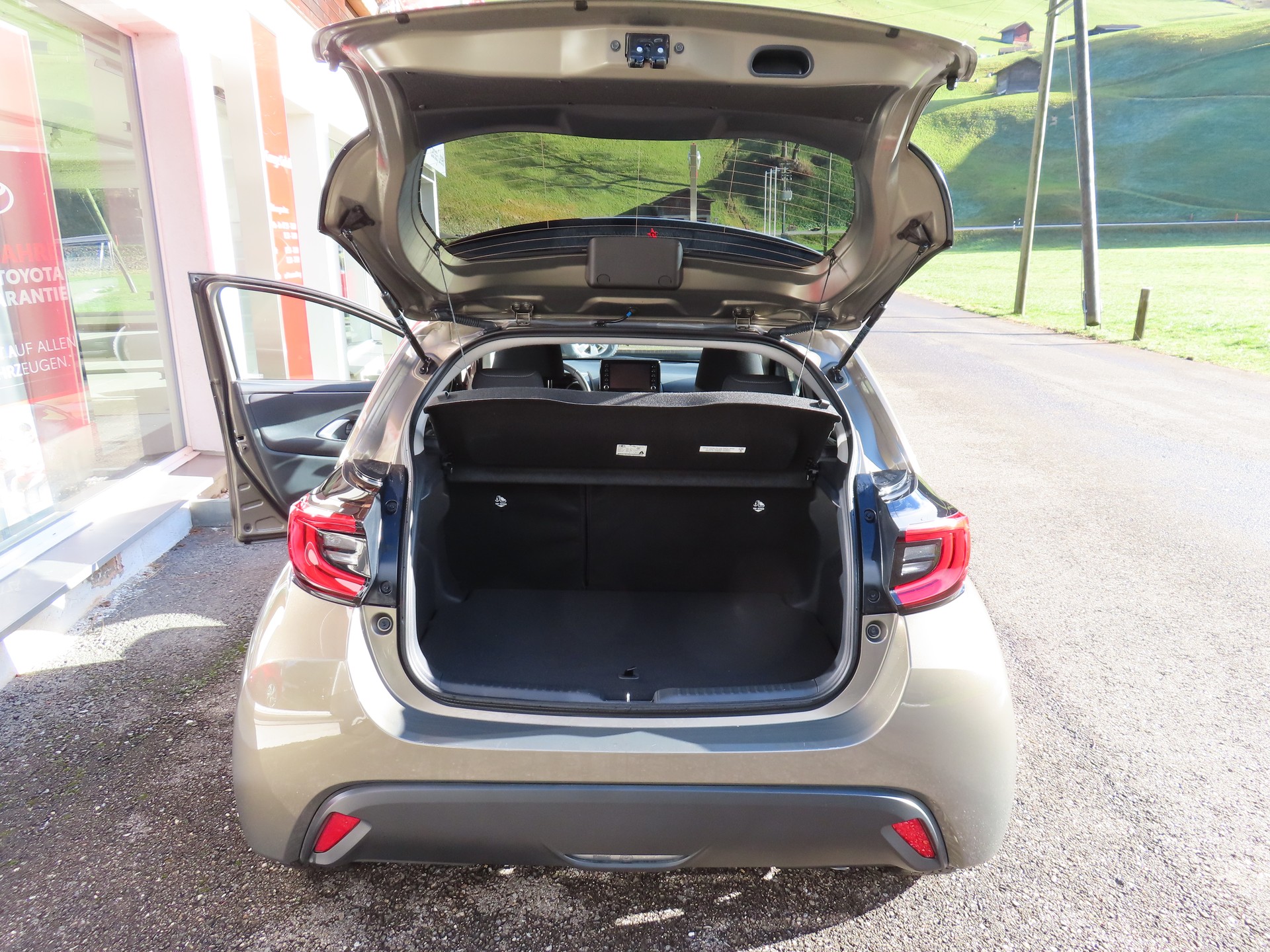 TOYOTA Yaris 1.5 Trend e-CVT-image-7
