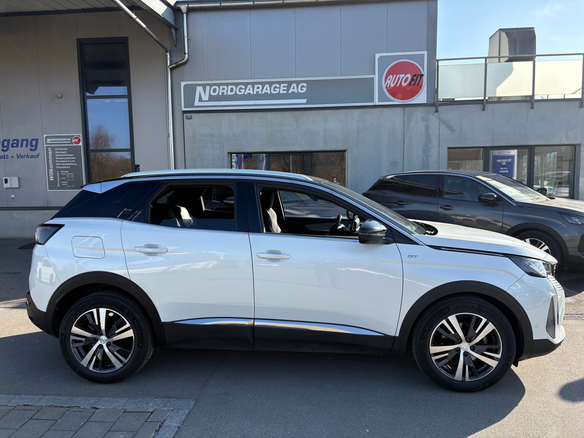 PEUGEOT 3008 1.2 PureTech GT-image-1