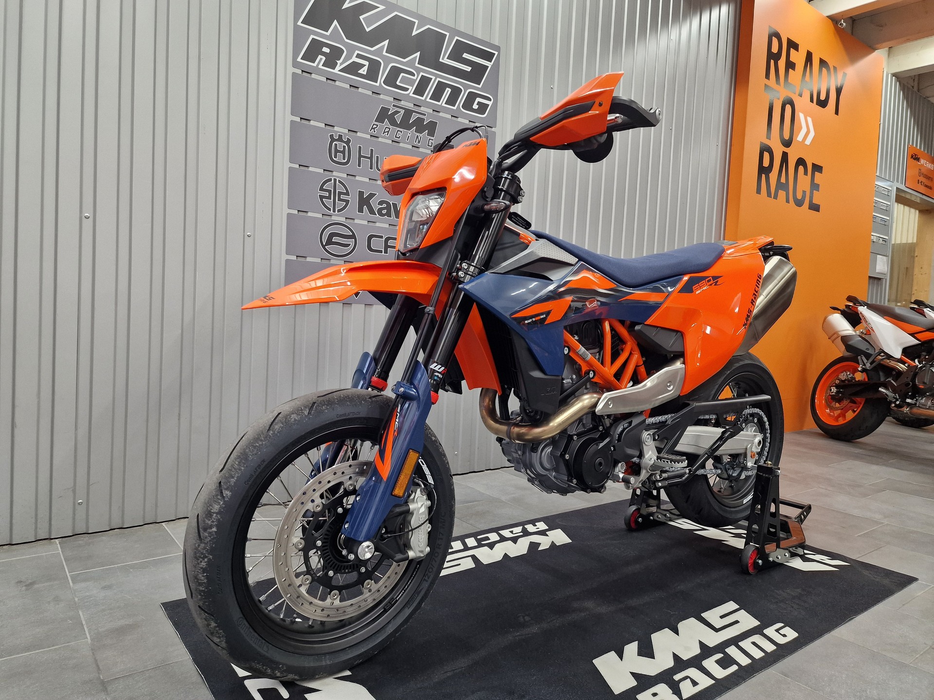 KTM 690 SMC R-showroom-element-2