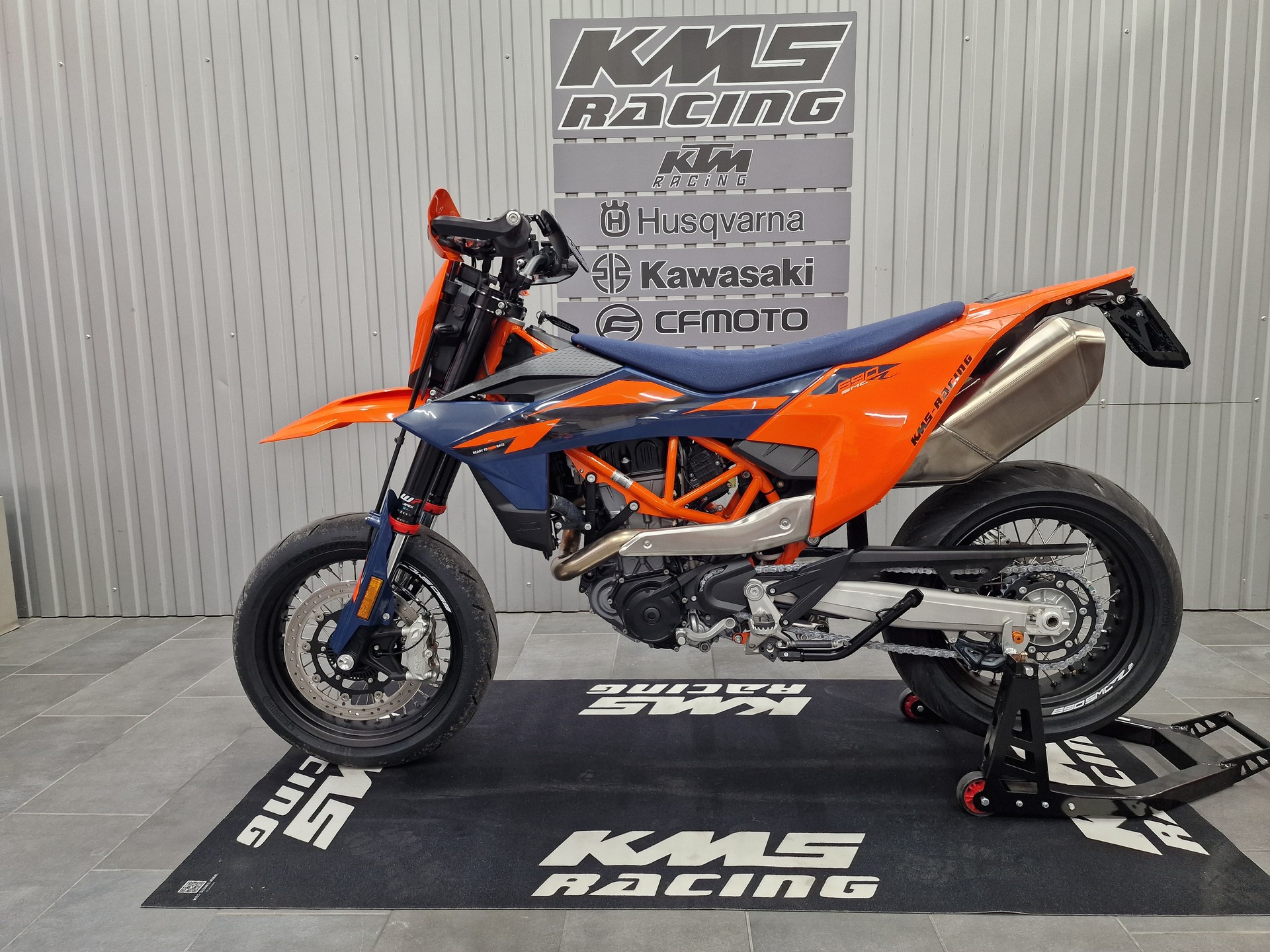 KTM 690 SMC R-showroom-element-1