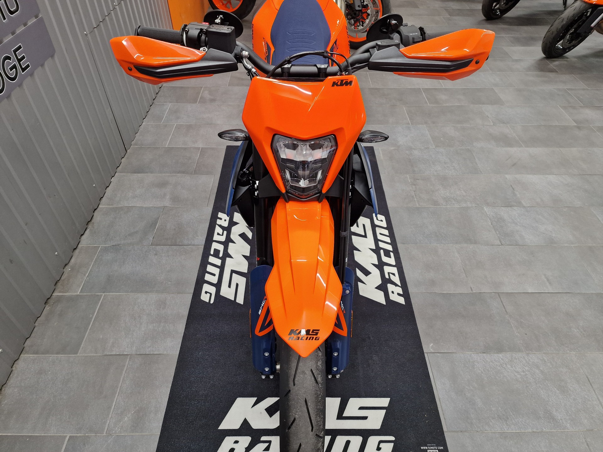 KTM 690 SMC R-showroom-element-3