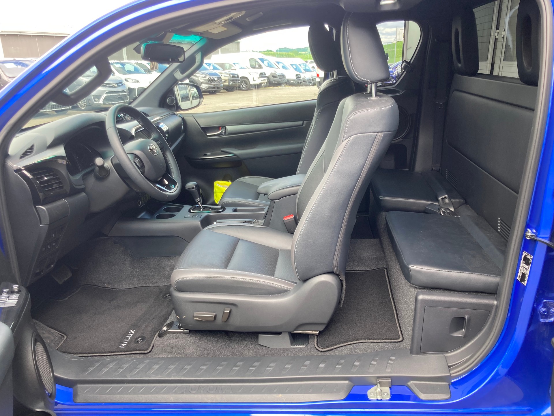 TOYOTA Hilux 2.8D-4D Invincible X-Cab 4x4 Automat-image-9