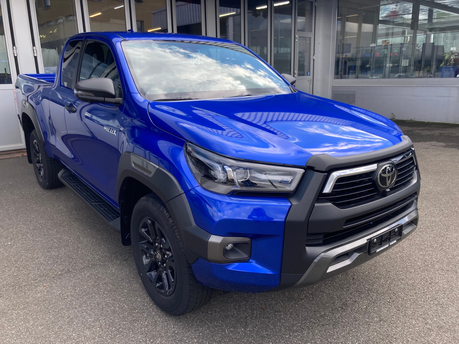 TOYOTA Hilux 2.8D-4D Invincible X-Cab 4x4 Automat-image-2