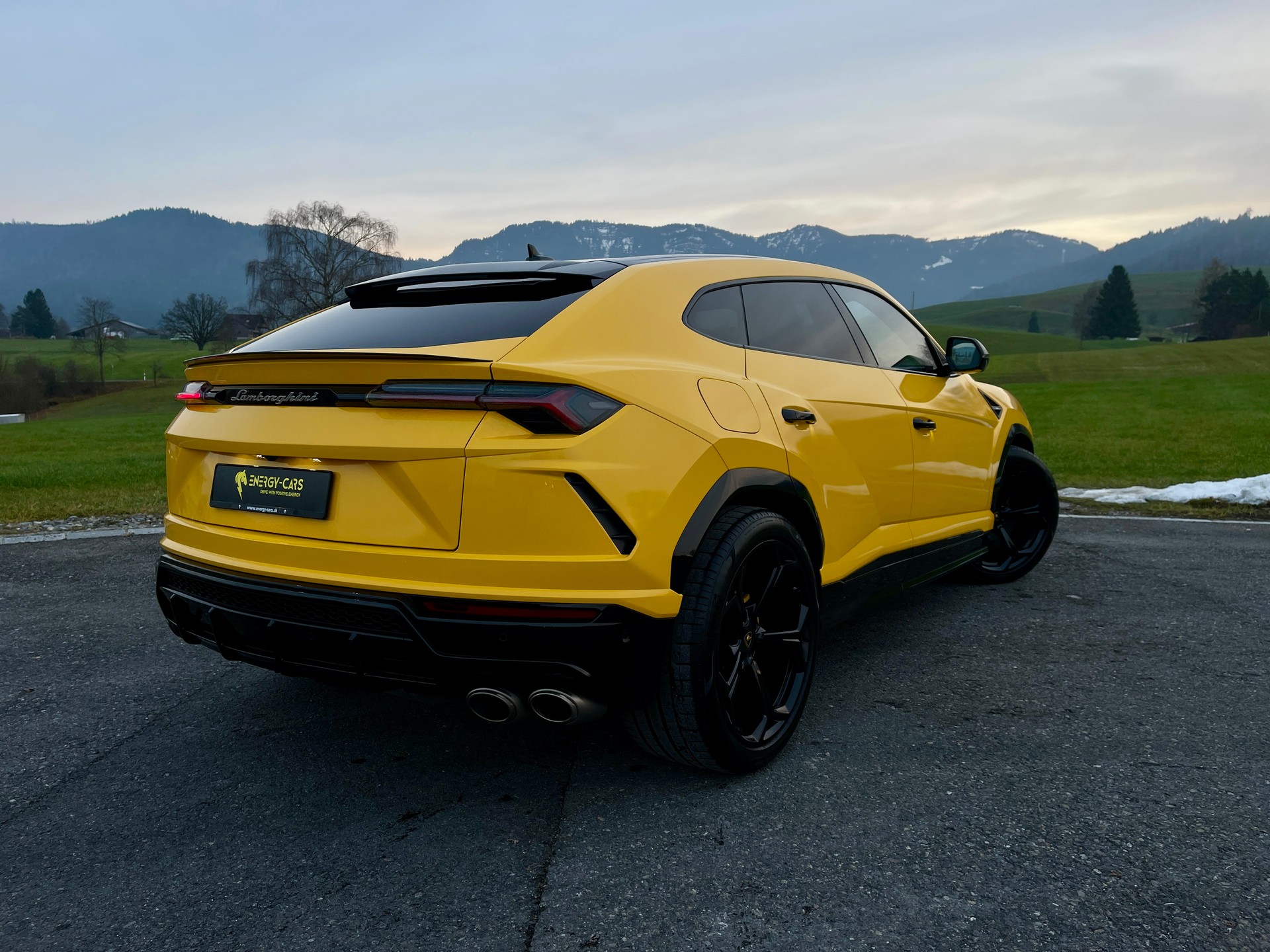 LAMBORGHINI Urus E-Gear-showroom-element-2