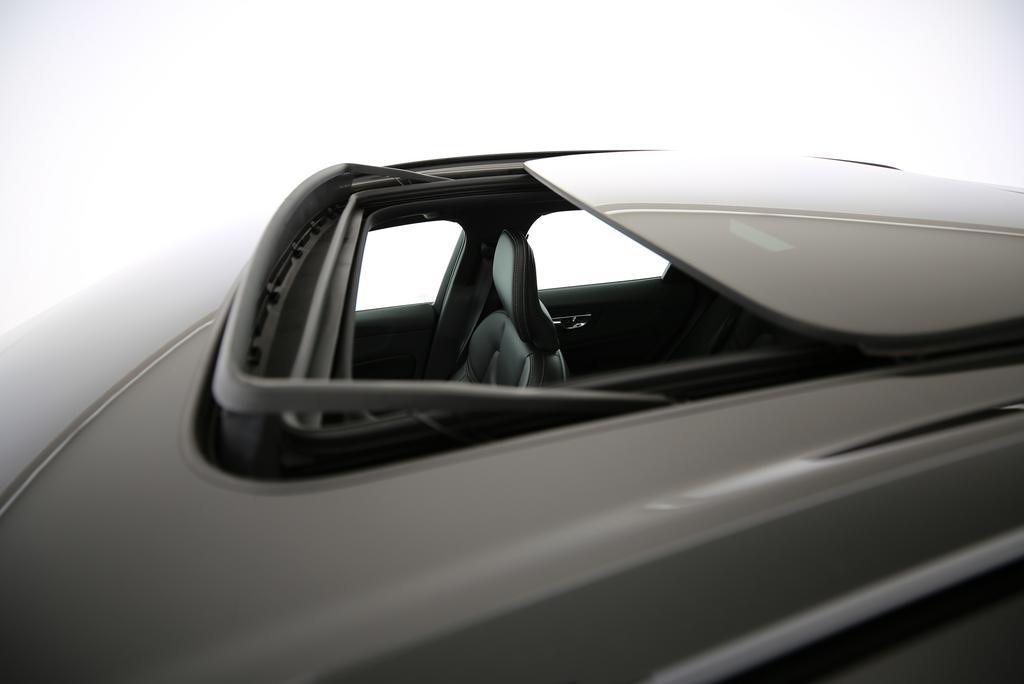 VOLVO XC60 2.0 T6 TE R-Design eAWD-image-8