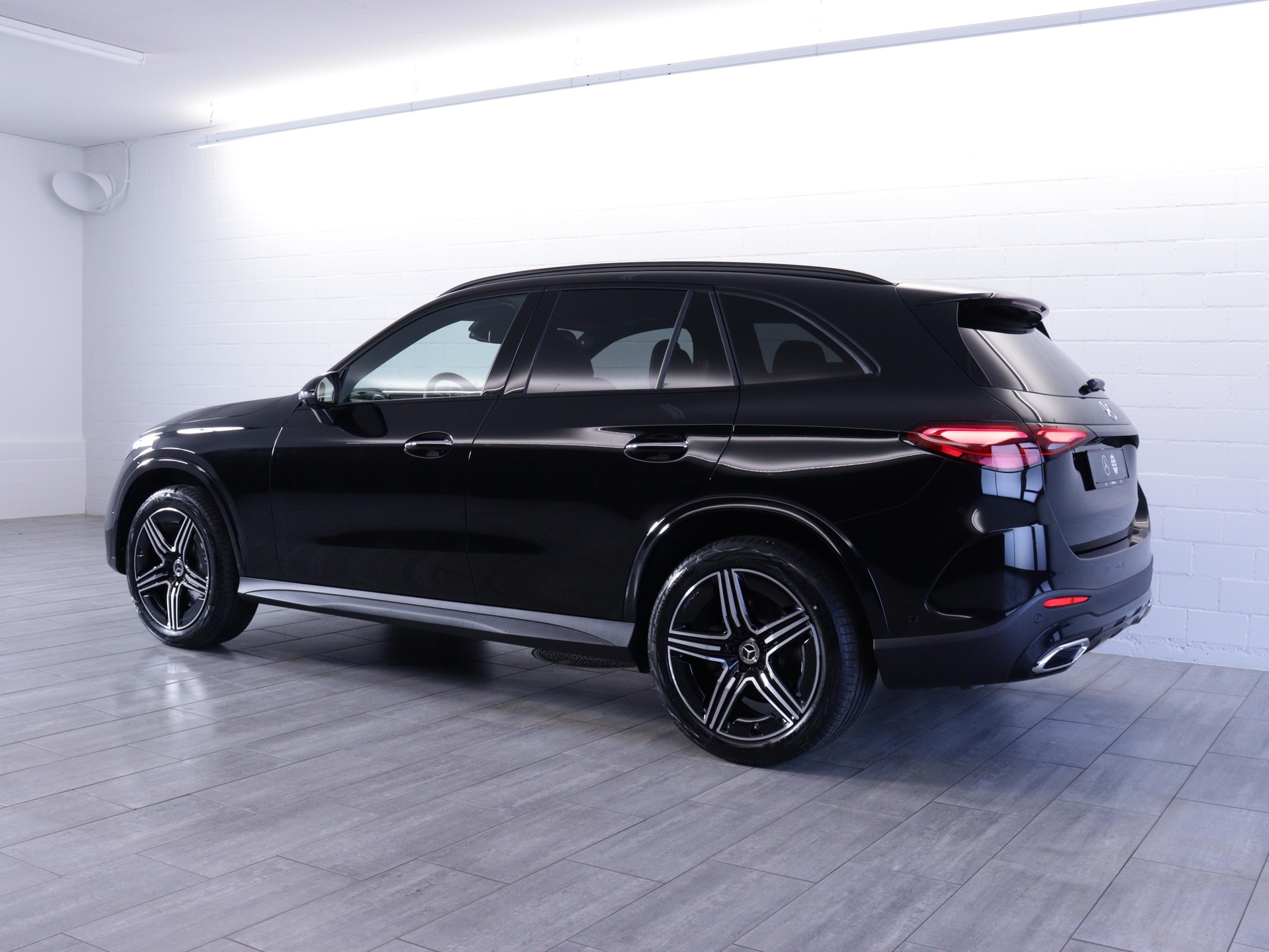 MERCEDES-BENZ GLC 220 d AMG Line 4matic-image-2