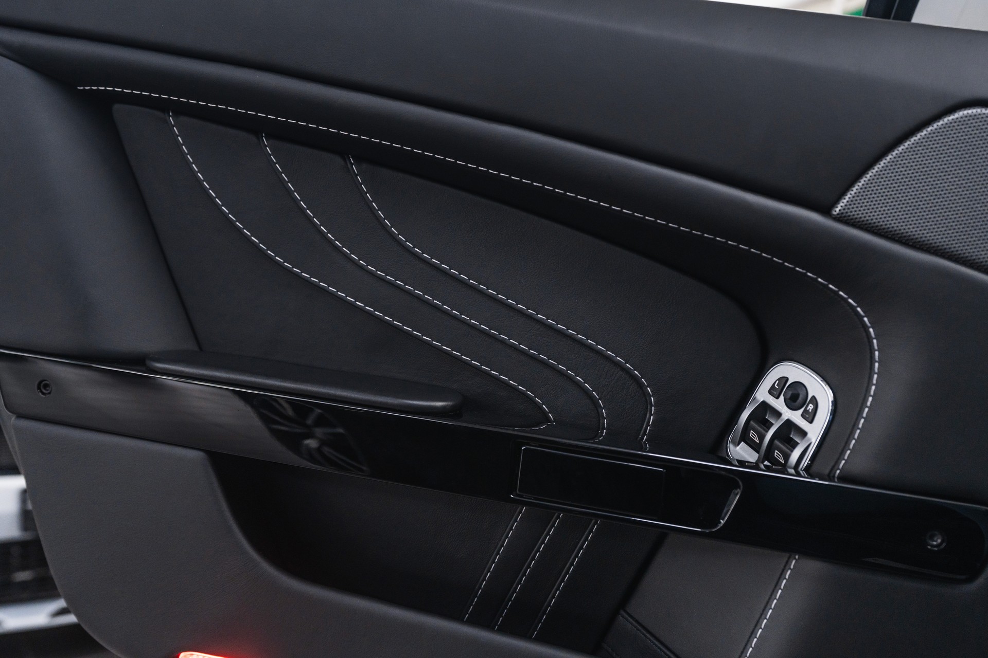 ASTON MARTIN V8 Vantage 4.7 S SP10 / Sportshift-image-15