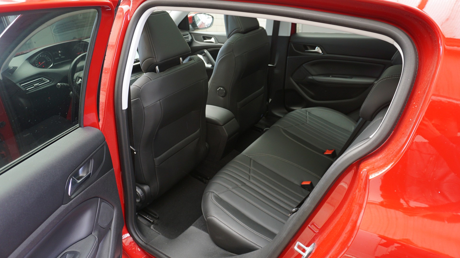 PEUGEOT 308 1.2 Pure Tech Allure EAT8-image-6