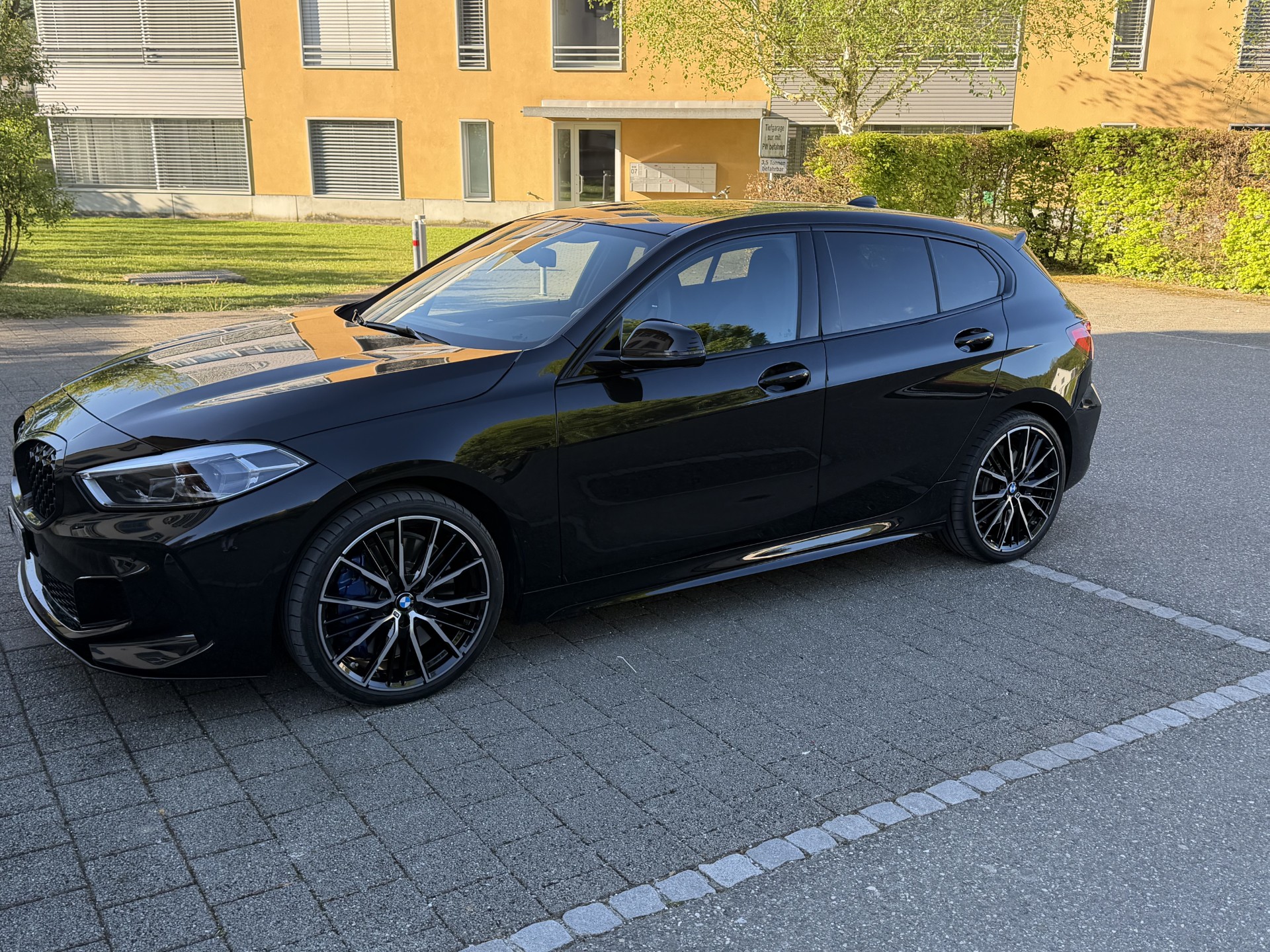 BMW M135i xDrive Steptronic-image-0