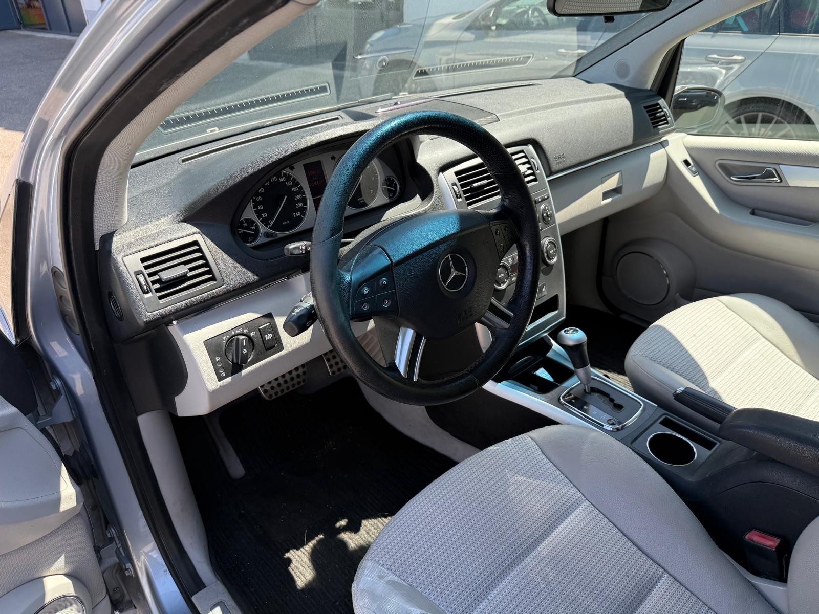 MERCEDES-BENZ B 200-image-7