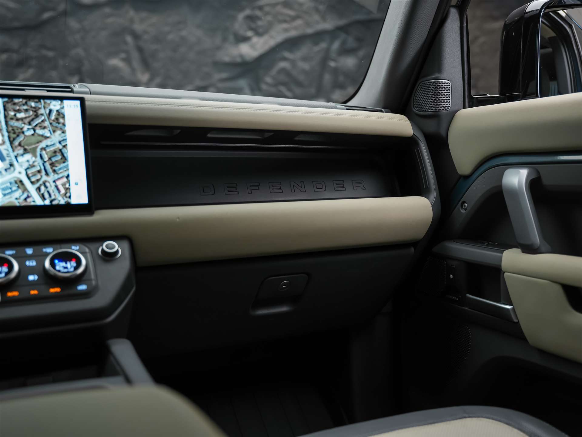 LAND ROVER Defender 110 P400e Si4 PHEV X-Dynamic SE AT8 *CH Auto*Head Up*Panorama*Meridian*360° Kamera*-image-23