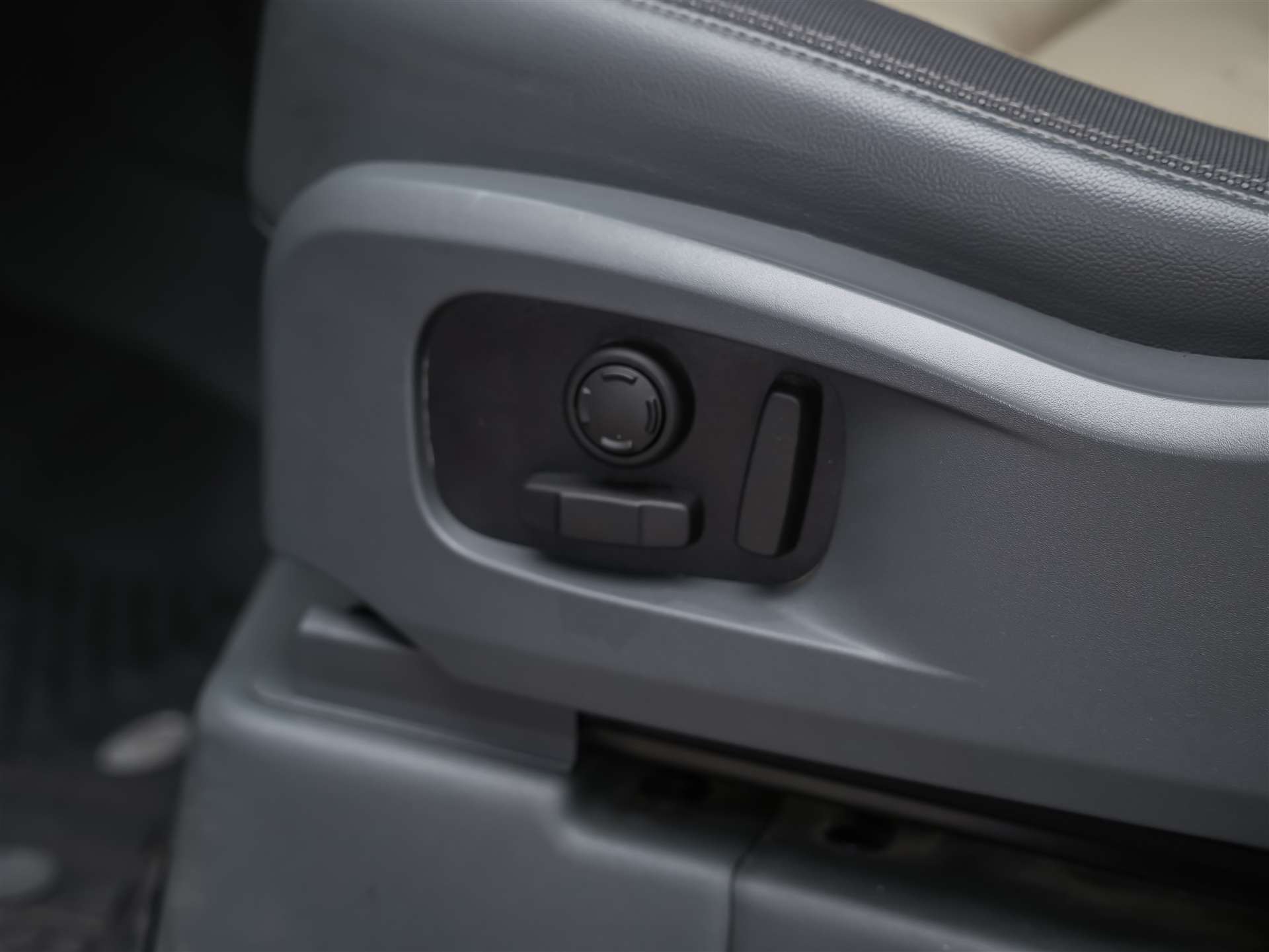 LAND ROVER Defender 110 P400e Si4 PHEV X-Dynamic SE AT8 *CH Auto*Head Up*Panorama*Meridian*360° Kamera*-image-29