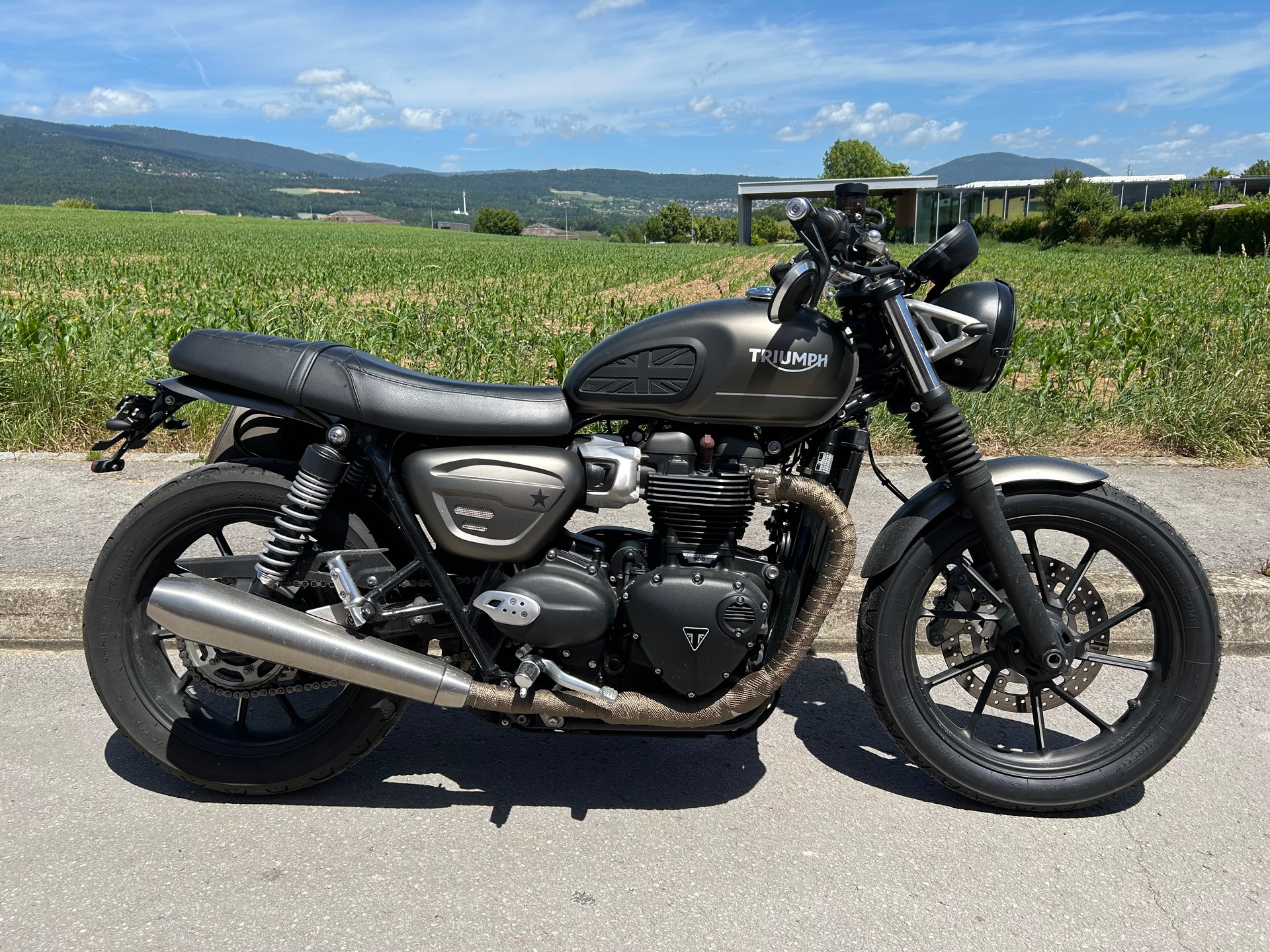 TRIUMPH Street Twin 900 Gold Line-image-1