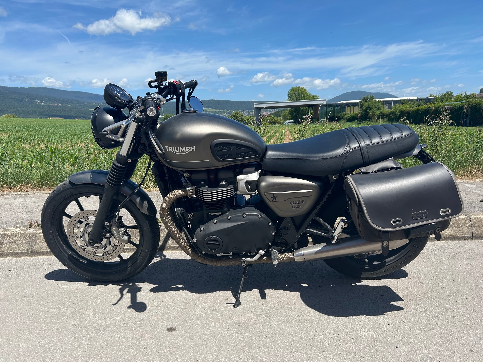 TRIUMPH Street Twin 900 Gold Line-image-4
