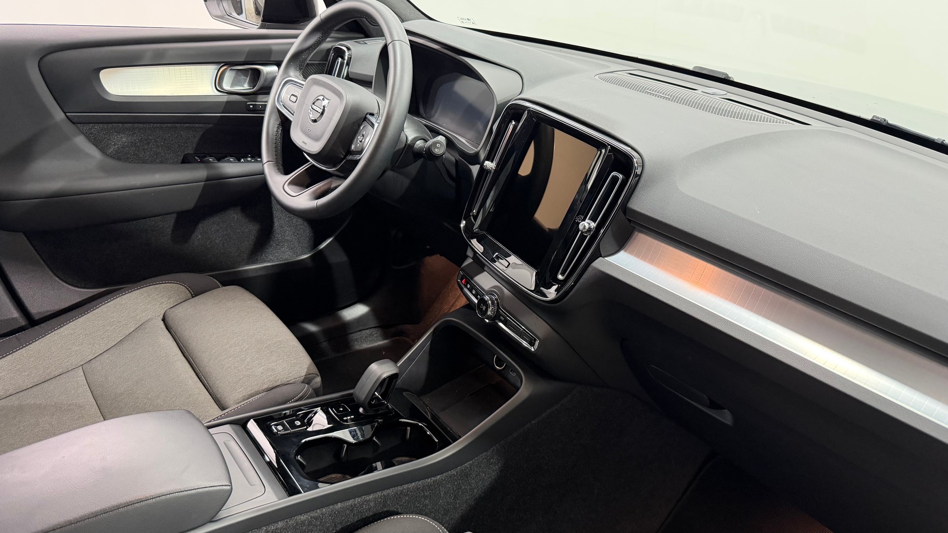 VOLVO XC40 2.0 B4 MH Plus Dark-image-14