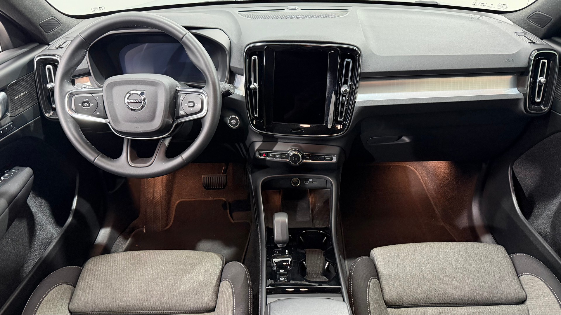 VOLVO XC40 2.0 B4 MH Plus Dark-image-4