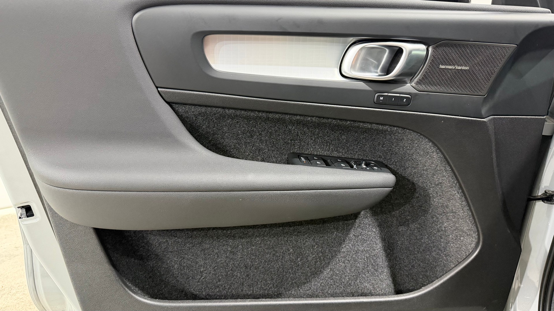 VOLVO XC40 2.0 B4 MH Plus Dark-image-8