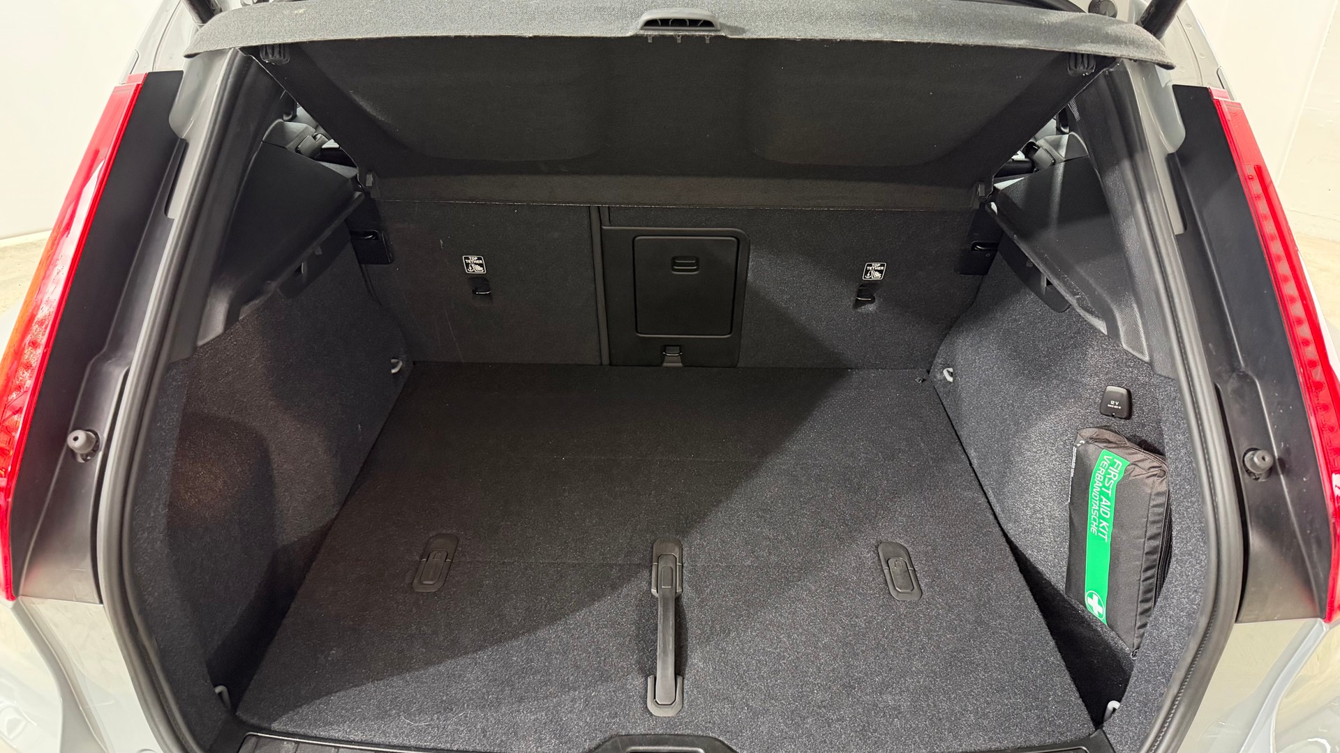 VOLVO XC40 2.0 B4 MH Plus Dark-image-13