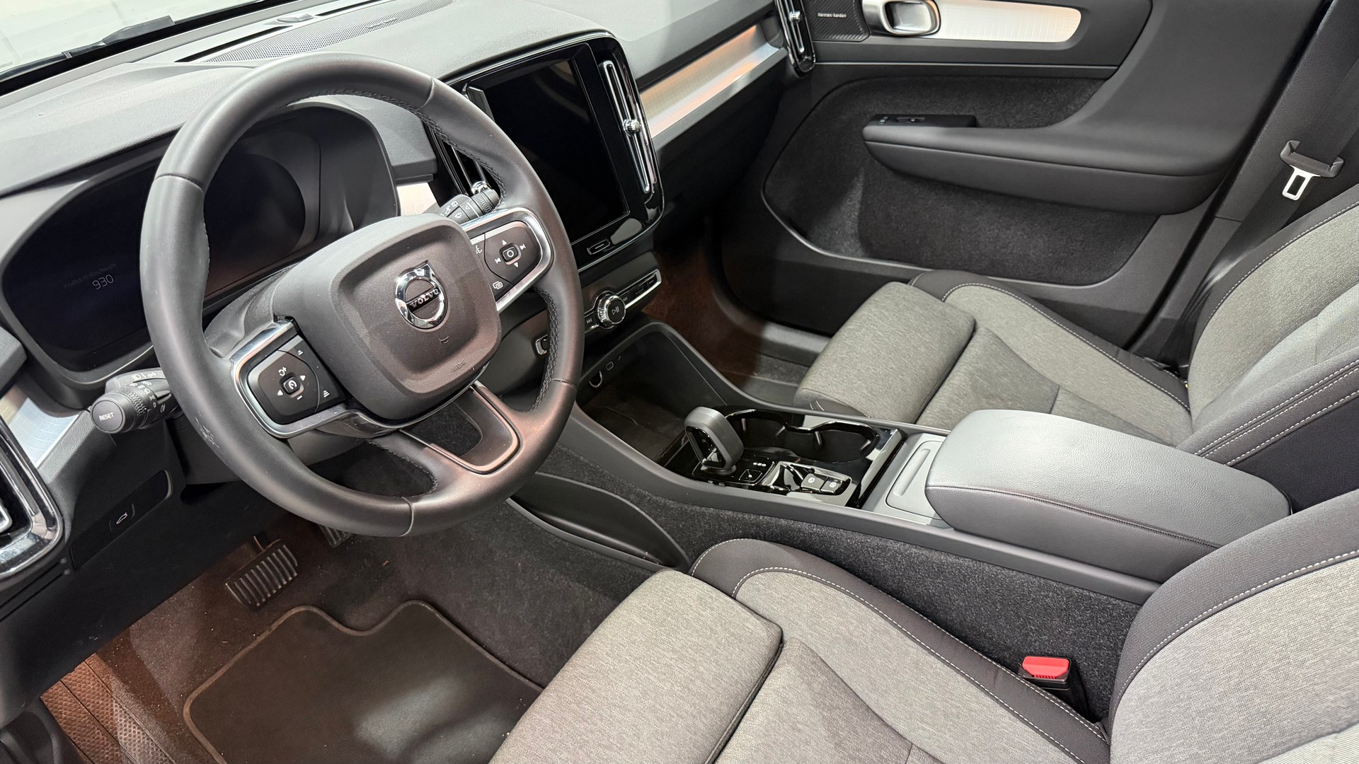 VOLVO XC40 2.0 B4 MH Plus Dark-image-3
