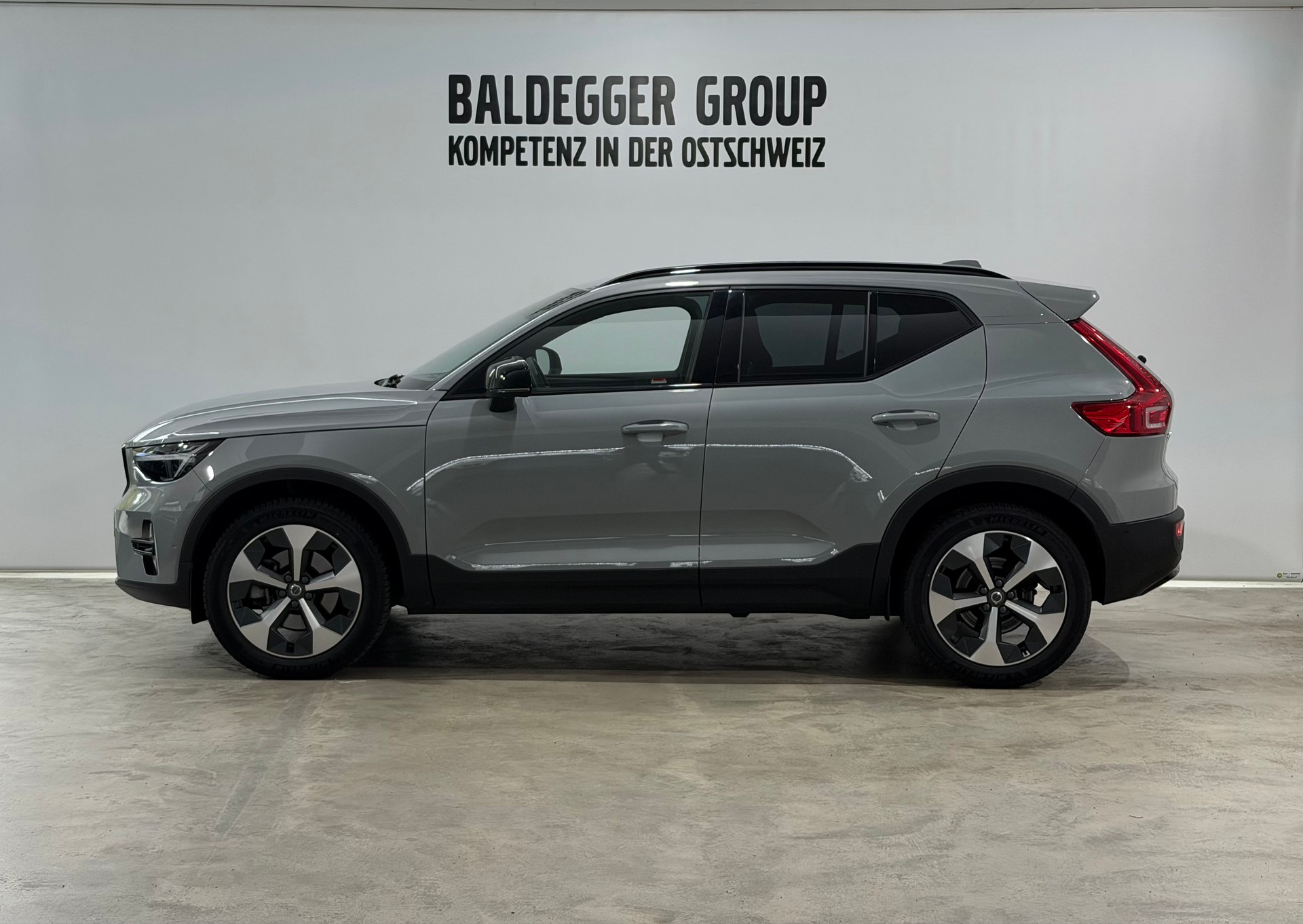 VOLVO XC40 2.0 B4 MH Plus Dark-image-1