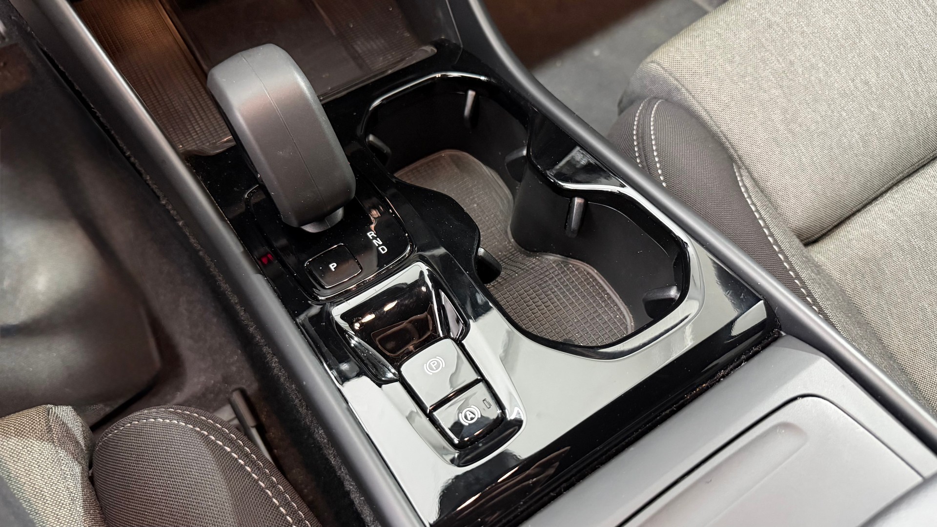 VOLVO XC40 2.0 B4 MH Plus Dark-image-9