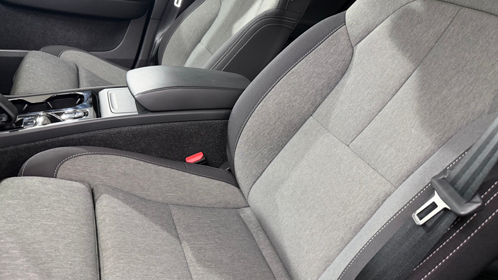 VOLVO XC40 2.0 B4 MH Plus Dark-image-5