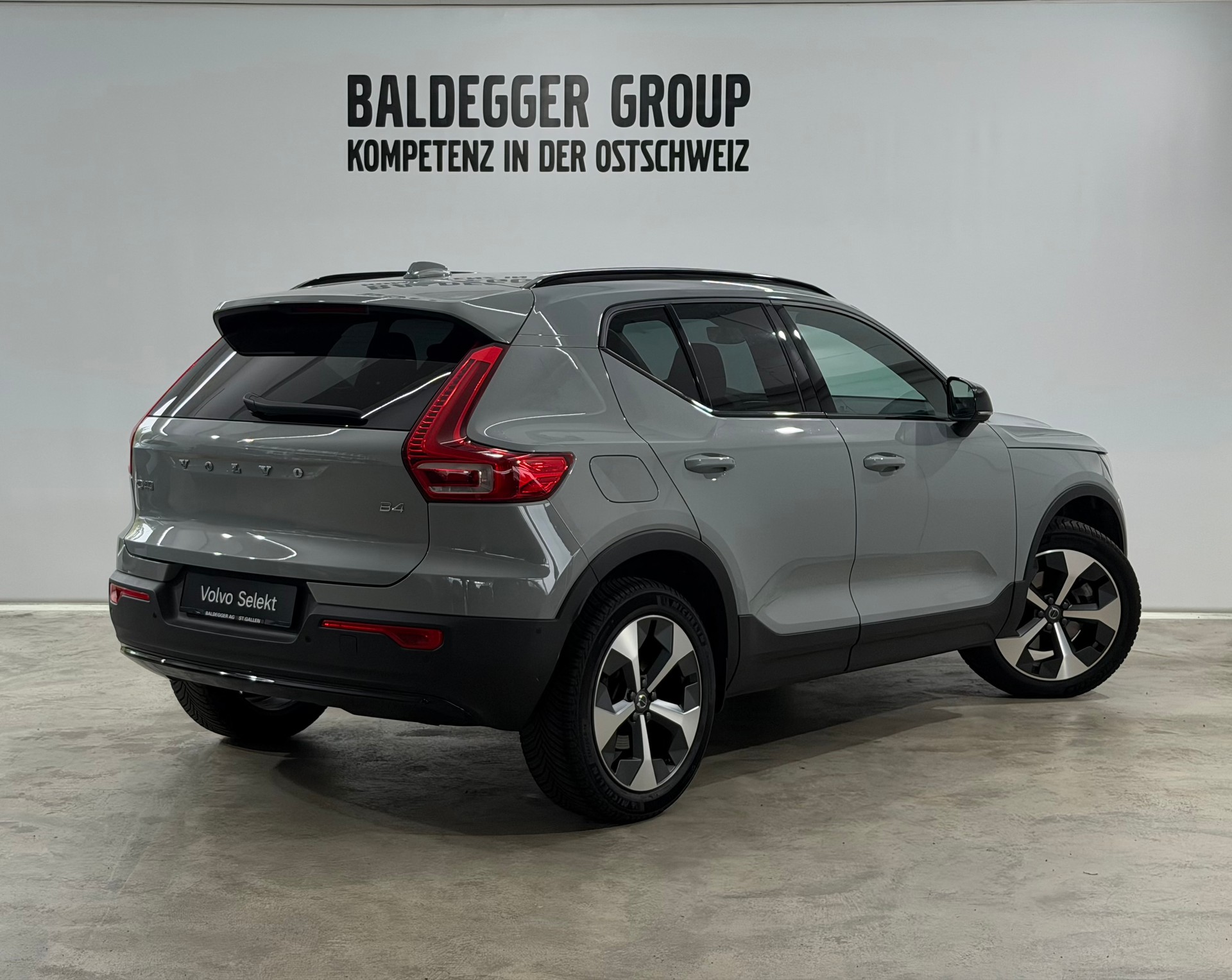 VOLVO XC40 2.0 B4 MH Plus Dark-image-2