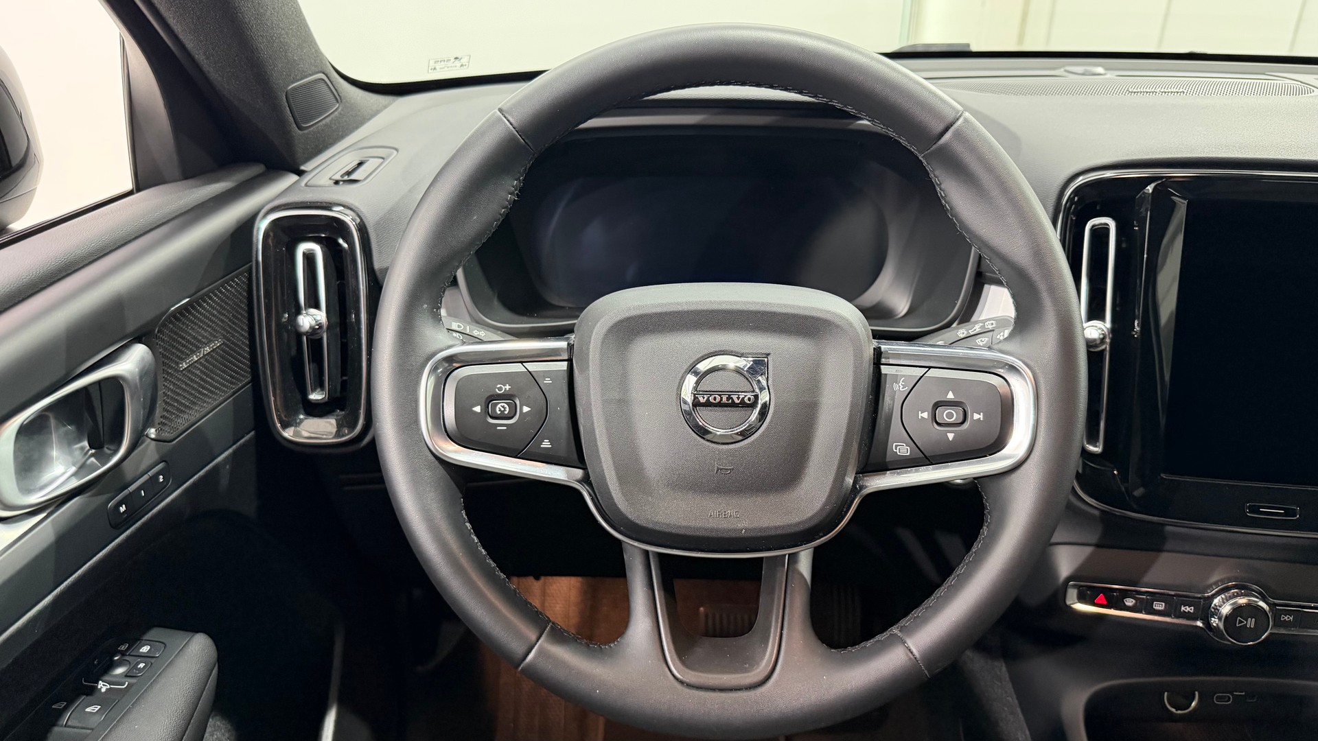 VOLVO XC40 2.0 B4 MH Plus Dark-image-12