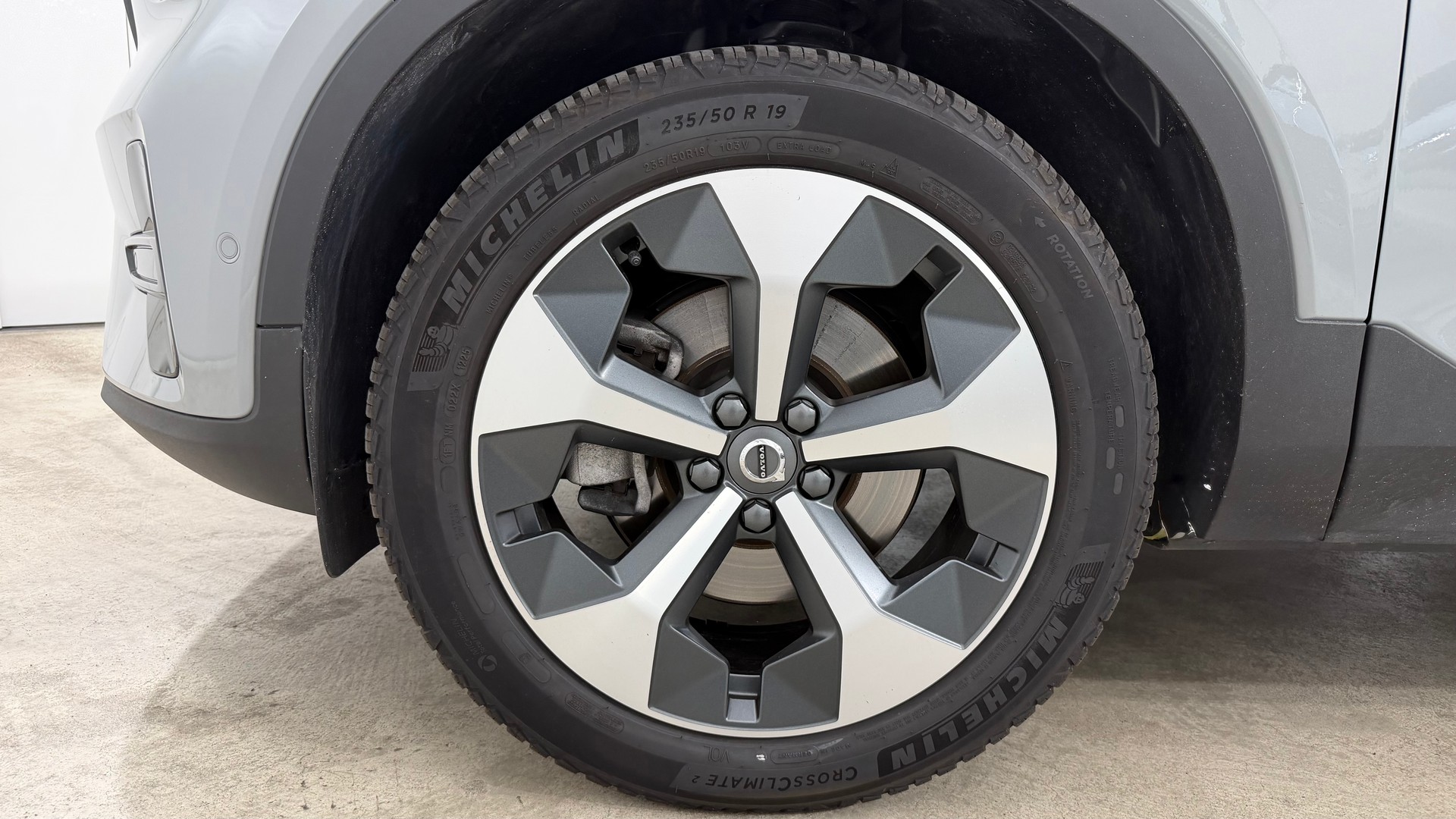 VOLVO XC40 2.0 B4 MH Plus Dark-image-7
