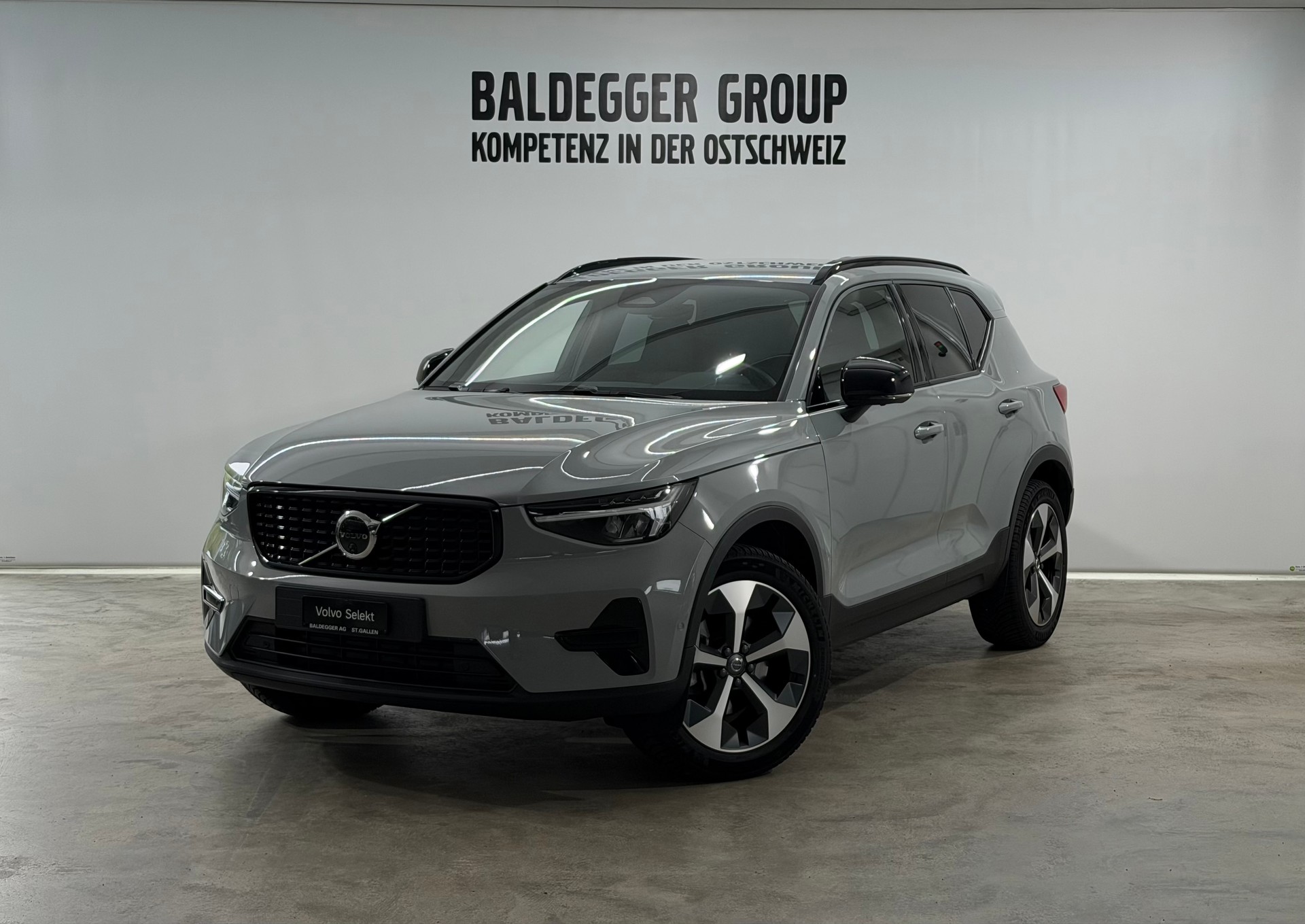 VOLVO XC40 2.0 B4 MH Plus Dark-image-0
