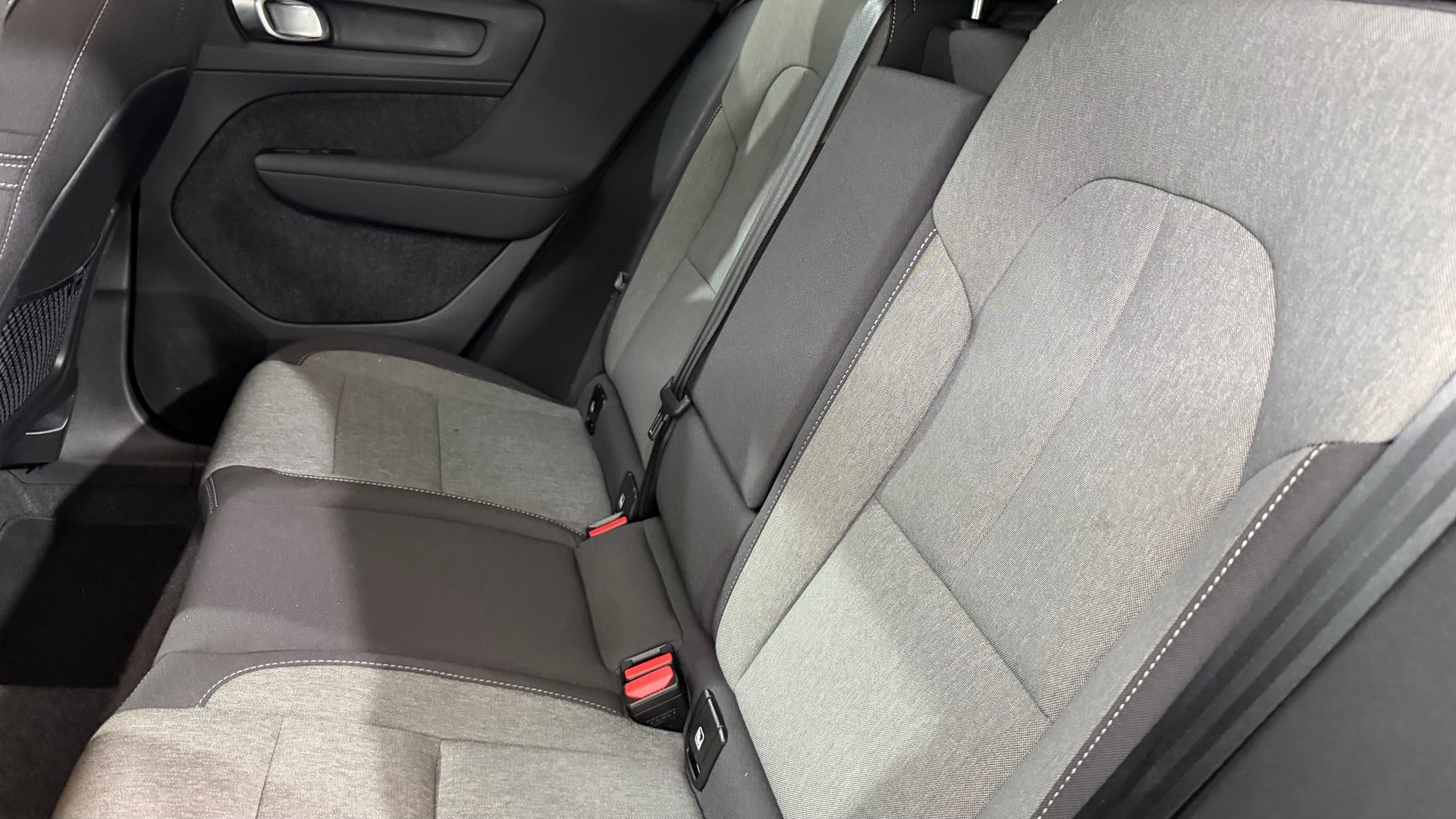 VOLVO XC40 2.0 B4 MH Plus Dark-image-6