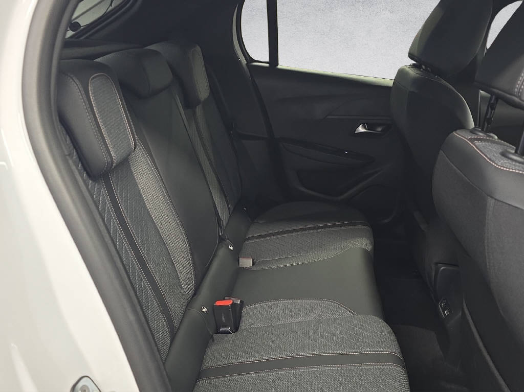 PEUGEOT 208 e-Allure-image-12