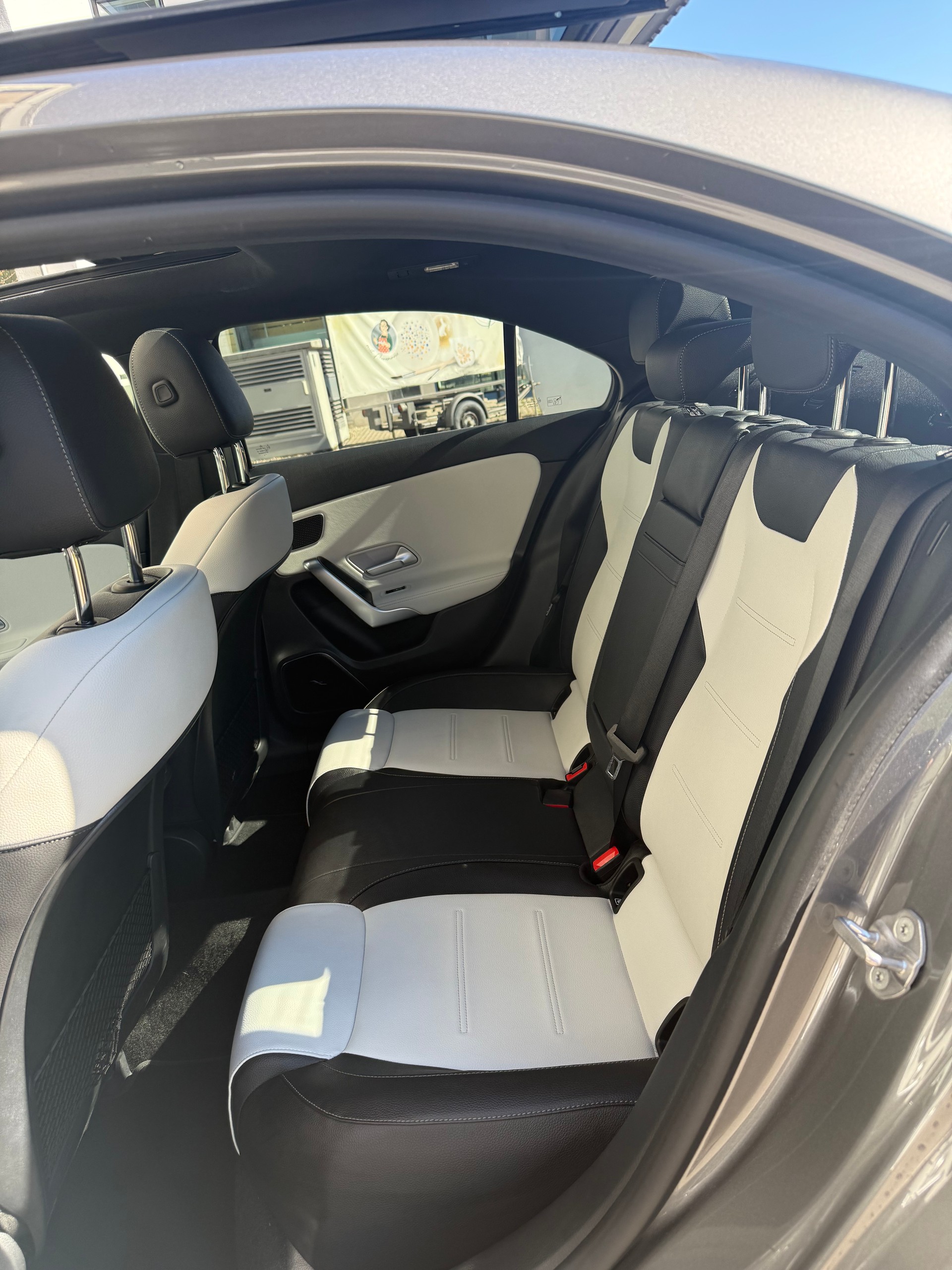 MERCEDES-BENZ A 250 4Matic AMG Line 4Matic 7G-DCT-image-4